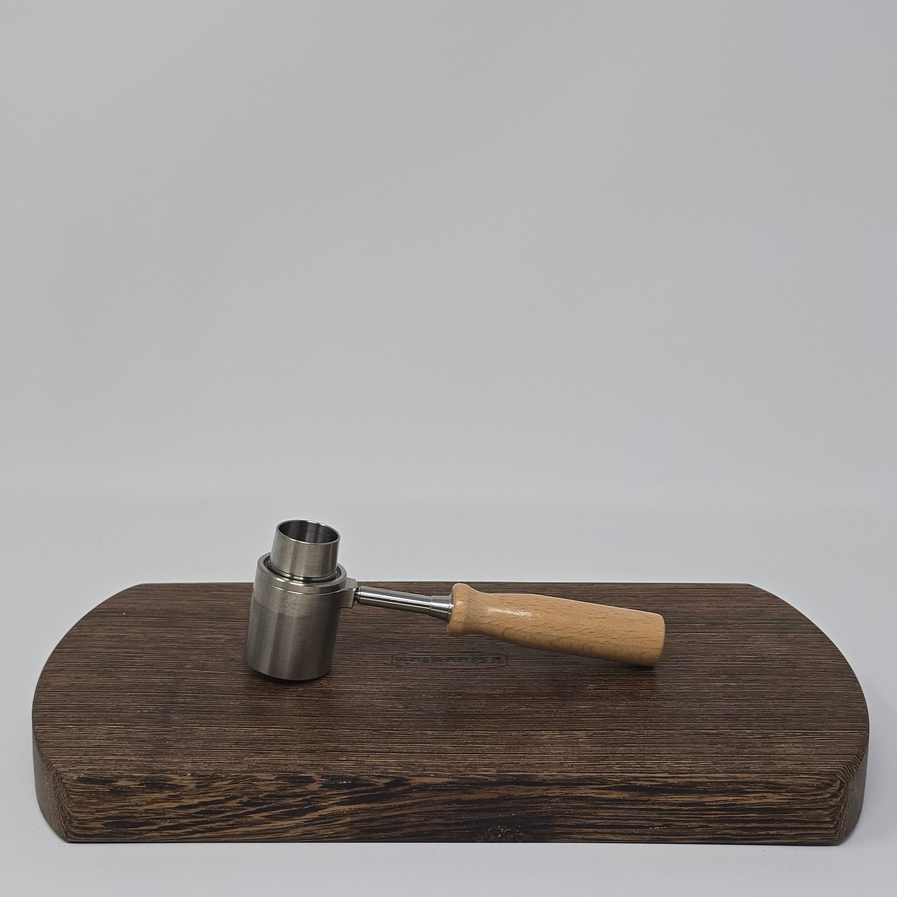 Combination heater with diffuser and injector functions. Premium heat diffusion with 520 3mm gem-cut rubies for even heating and flavor. Compatible with 25mm axial coils, various bowls, 18mm and 14mm glass rigs (recommended 18mm). Durable wooden handle. Titanium diffuser for long-lasting performance.