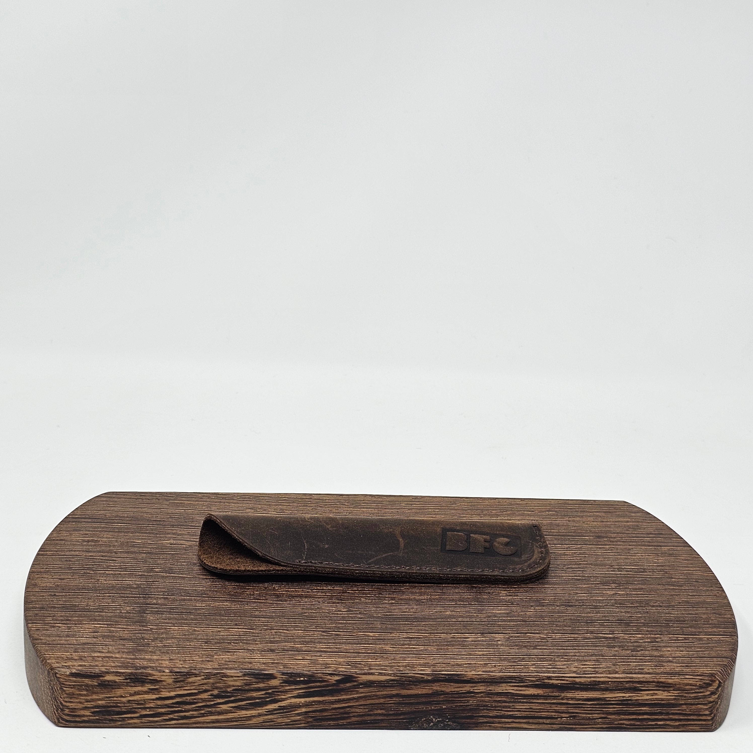 Included in the package:
A genuine cow leather case featuring a water-resistant glossy finish
Features:
Allows for convenient opening of the cap, even when it’s hot
Offers stylish and attractive protection for your vaporizer
Designed for Dani Fusion wooden stem and metal stem