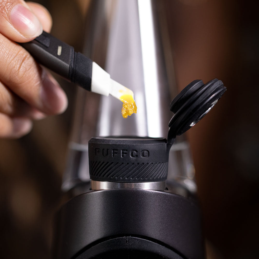 Say goodbye to stickiness. The Hot Knife is a USB-C chargeable loading tool with a ceramic tip that heats at the push of a button. No more dirty dab tools, sticky fingers, or clothes fuzz in your bowl – just hold down the button and watch your extract drop off in 3 seconds.