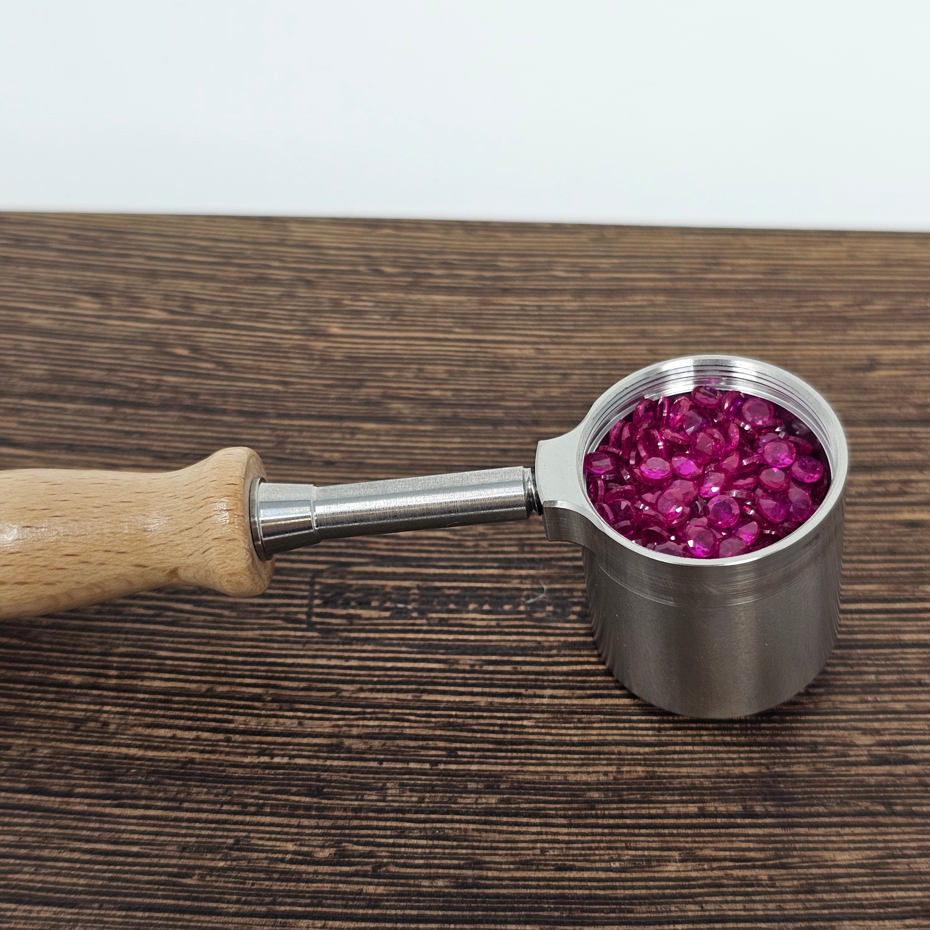 Combination heater with diffuser and injector functions. Premium heat diffusion with 520 3mm gem-cut rubies for even heating and flavor. Compatible with 25mm axial coils, various bowls, 18mm and 14mm glass rigs (recommended 18mm). Durable wooden handle. Titanium diffuser for long-lasting performance.