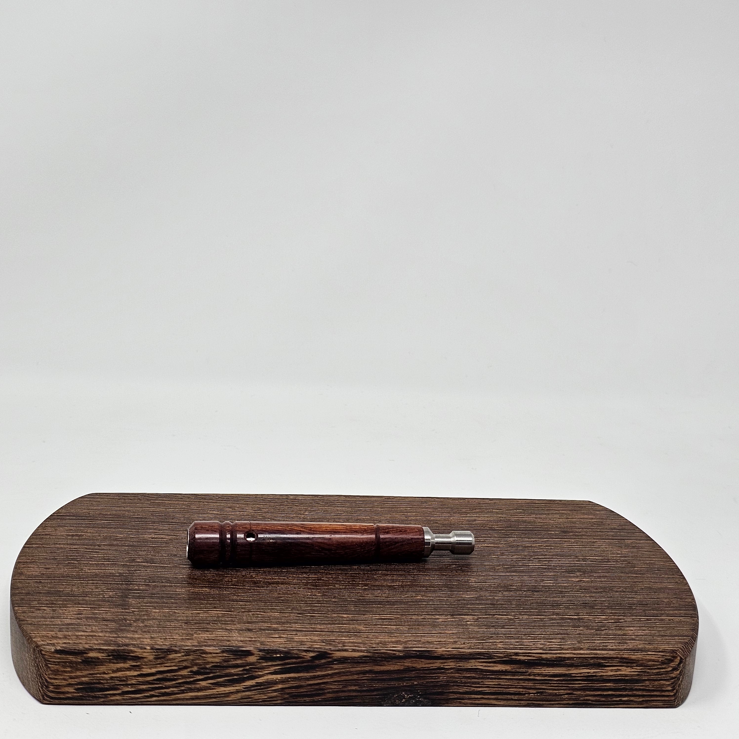 The new design by Battery Free Ganz does not have a carb on its body, making it more convenient to handle
The wooden part has window holes, allowing you to see the stainless steel lining inside
An air gap has been introduced between the wooden part and the stainless part. This enhancement is designed to improve the cooling function, allowing vapors to cool down faster and more efficiently