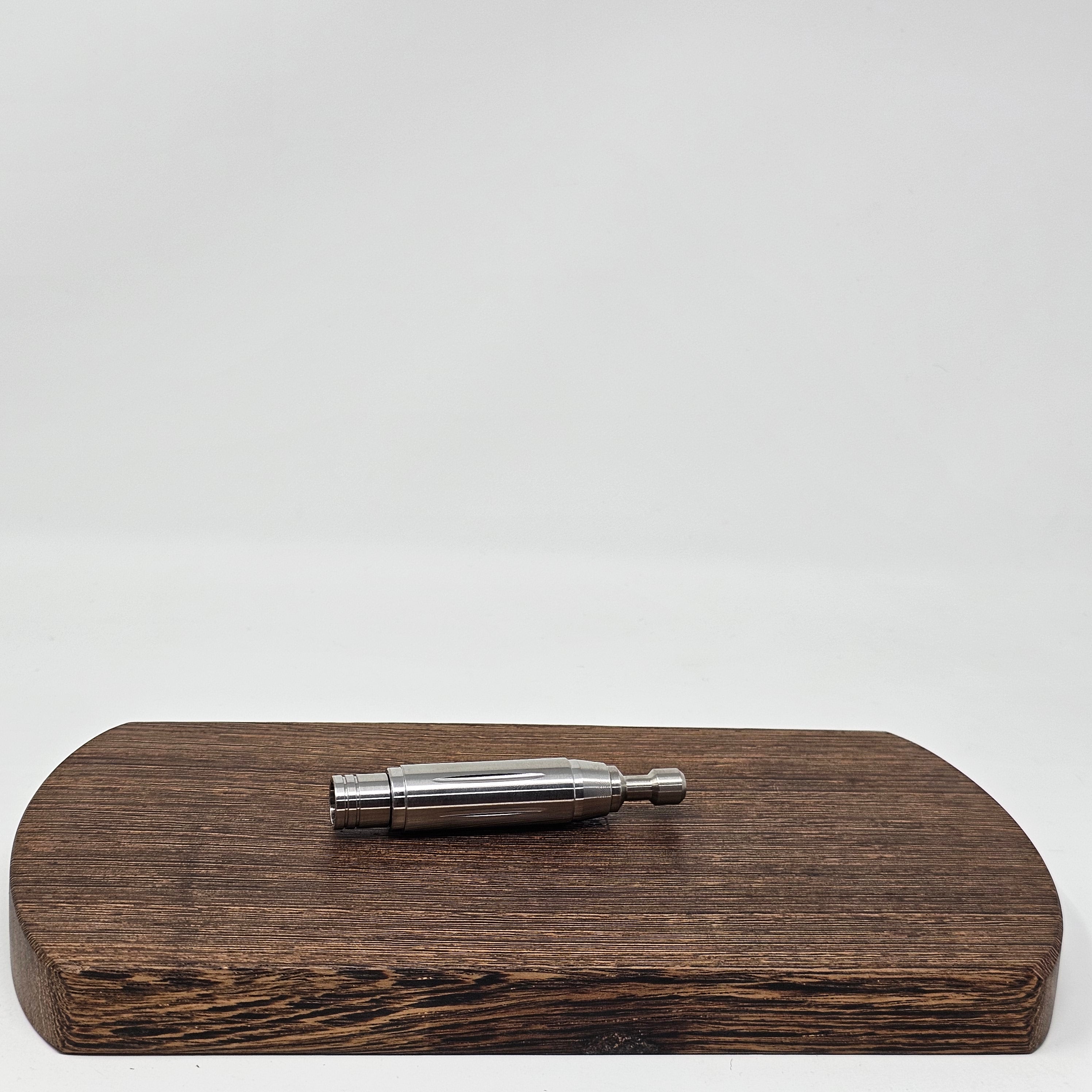 A stem made of 100% medical grade 316 stainless steel. This stem is composed of two super thick pipe parts that layer into each other with the help of o-rings. This design aids in cooling down the vapors more efficiently and quickly. Despite multiple continuous heating times, the stem remains cool to the touch.