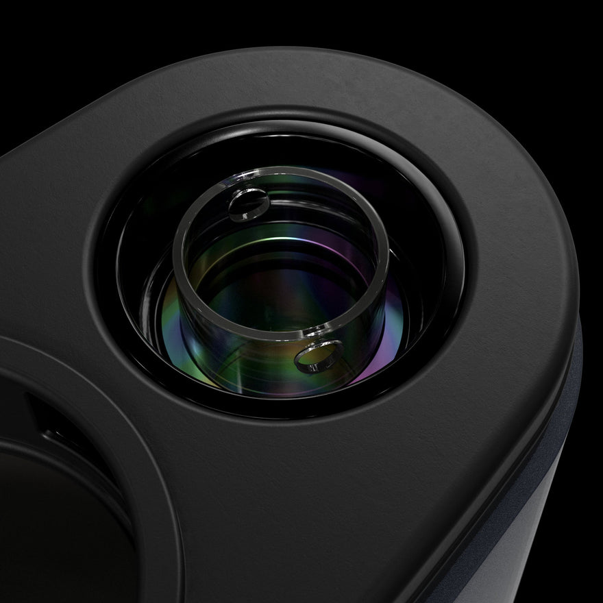 The Switch 2, Dr. Dabber’s successor, boasts patented IR sensor technology for precise heating and unparalleled temperature control. Omni-directional induction heating ensures even heating from all sides. A 20mm Quartz Insert (sapphire insert sold separately) handles dabs of all sizes, providing a consistent and long-lasting experience.