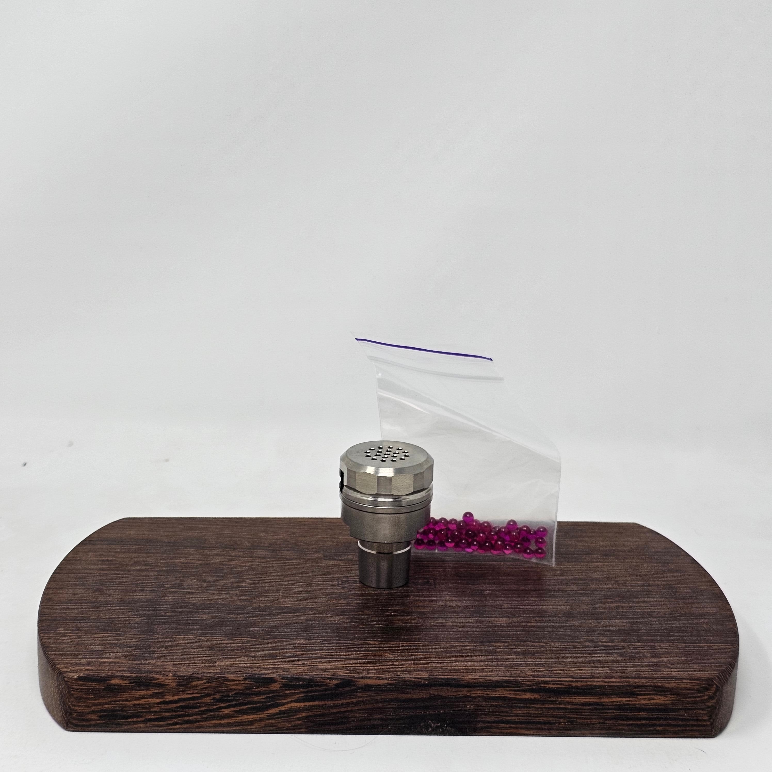 The 22mm diffuser is the standard diffuser that works only with the Cannabis Hardware Shovelhead Bowl. It allows the heat to get closer to the load and you can also preheat the titanium bowl for some extra punch. The 22mm diffuser wraps around the outside of the Shovelhead Bowl.
The injector diffuser rests on the inside of the Shovelhead Bowl. It also works with a number of other injector bowls on the market so it's a bit more versatile considering it still works with the Shovelhead.