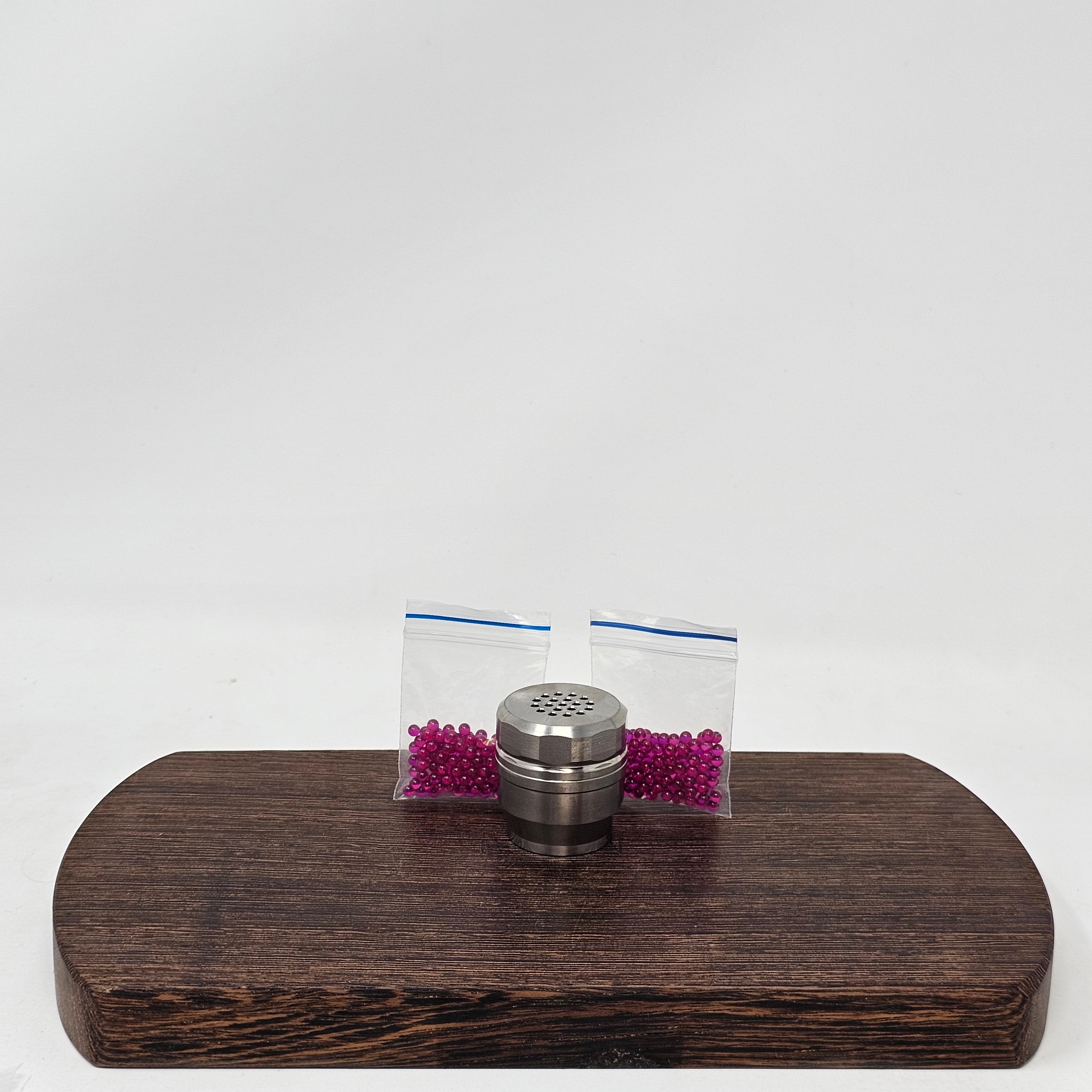 The 22mm diffuser is the standard diffuser that works only with the Cannabis Hardware Shovelhead Bowl. It allows the heat to get closer to the load and you can also preheat the titanium bowl for some extra punch. The 22mm diffuser wraps around the outside of the Shovelhead Bowl.
The injector diffuser rests on the inside of the Shovelhead Bowl. It also works with a number of other injector bowls on the market so it's a bit more versatile considering it still works with the Shovelhead.