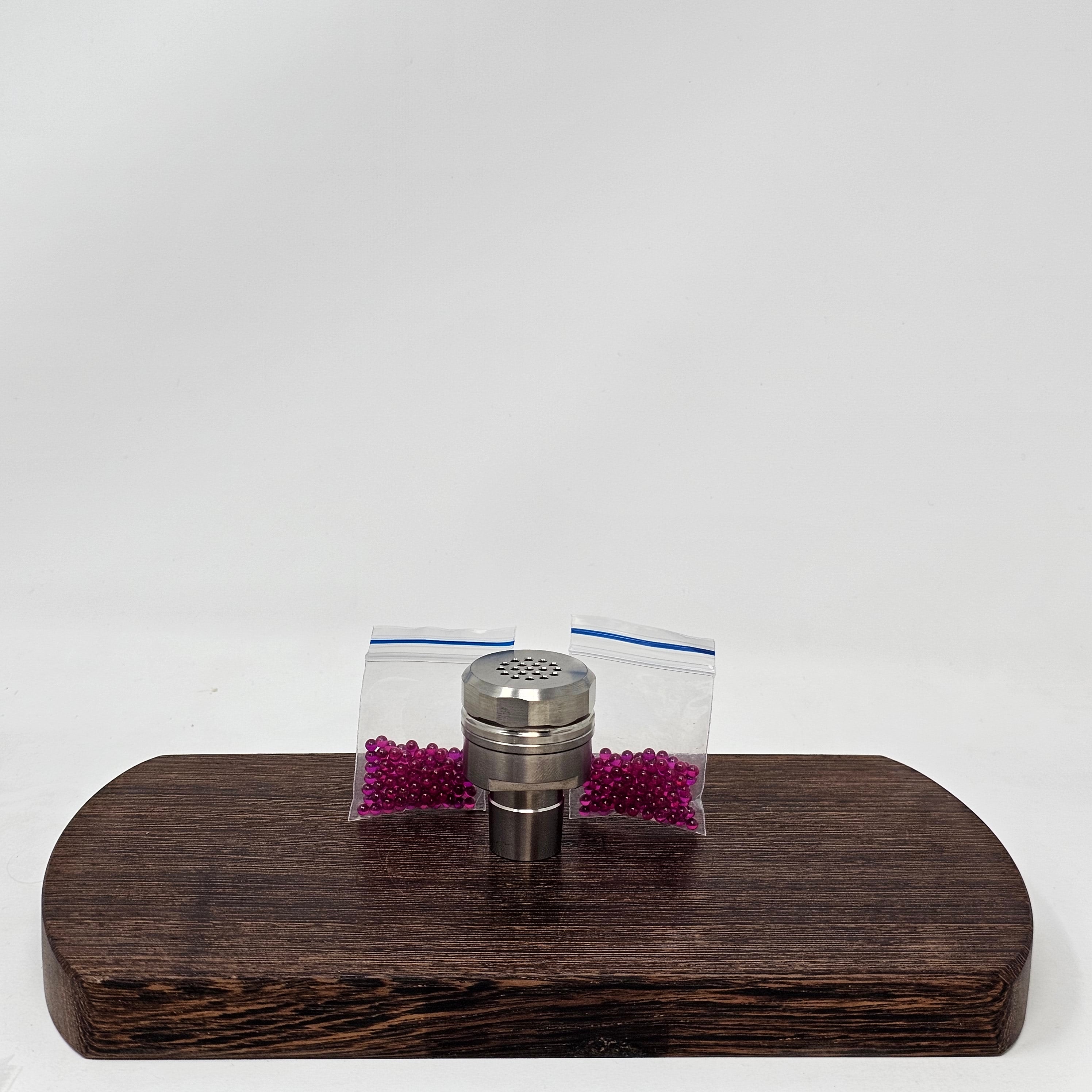 The 22mm diffuser is the standard diffuser that works only with the Cannabis Hardware Shovelhead Bowl. It allows the heat to get closer to the load and you can also preheat the titanium bowl for some extra punch. The 22mm diffuser wraps around the outside of the Shovelhead Bowl.
The injector diffuser rests on the inside of the Shovelhead Bowl. It also works with a number of other injector bowls on the market so it's a bit more versatile considering it still works with the Shovelhead.