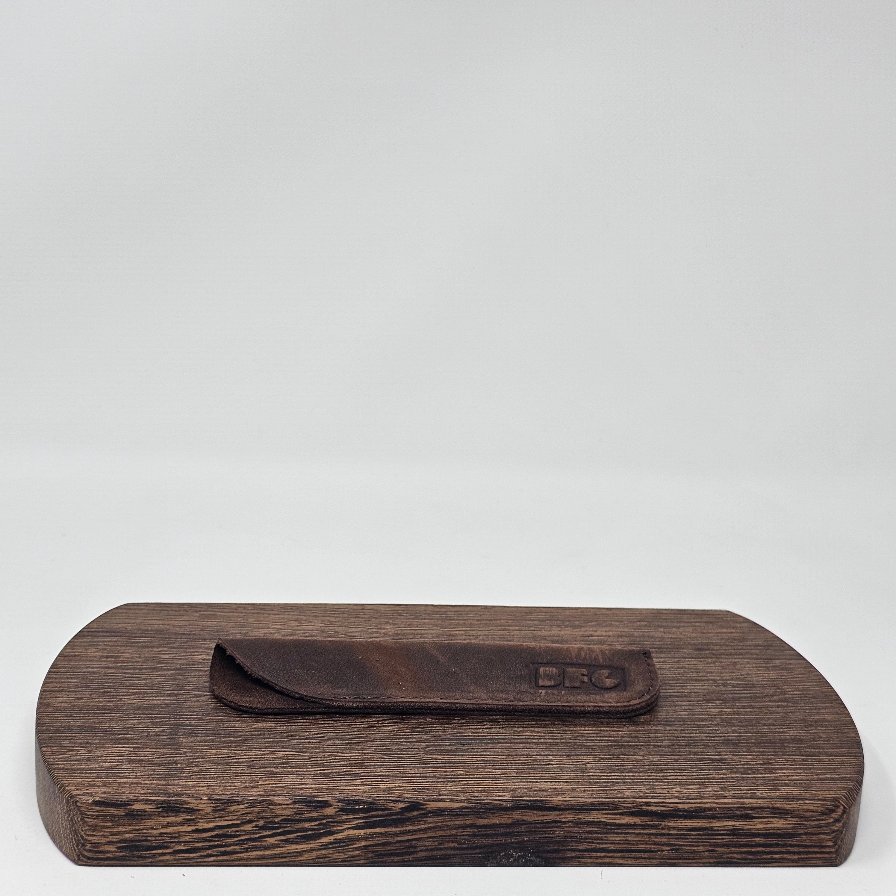 Included in the package:
A genuine cow leather case featuring a water-resistant glossy finish
Features:
Allows for convenient opening of the cap, even when it’s hot
Offers stylish and attractive protection for your vaporizer
Designed for Dani Fusion wooden stem and metal stem