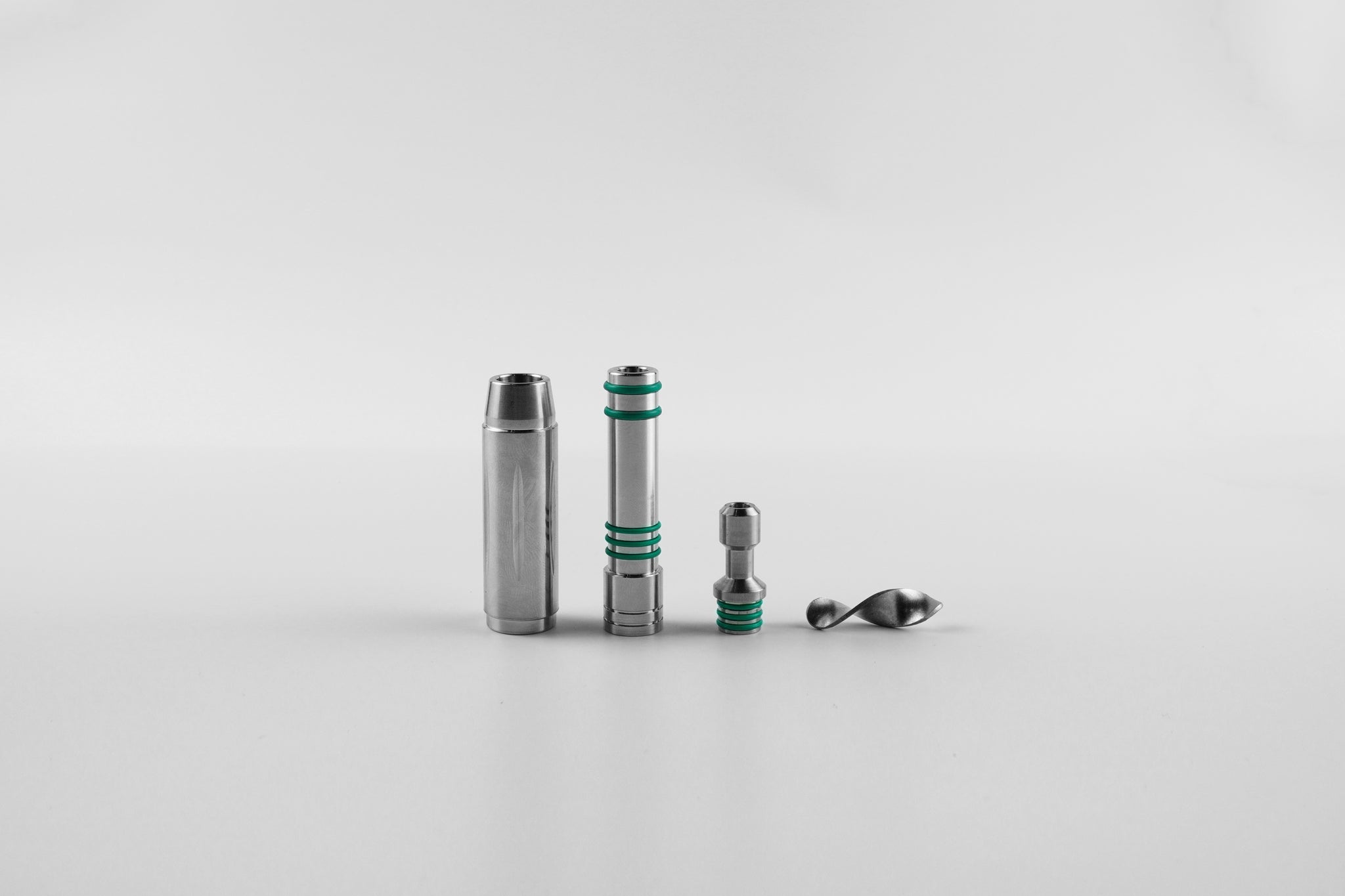 A stem made of 100% medical grade 316 stainless steel. This stem is composed of two super thick pipe parts that layer into each other with the help of o-rings. This design aids in cooling down the vapors more efficiently and quickly. Despite multiple continuous heating times, the stem remains cool to the touch.