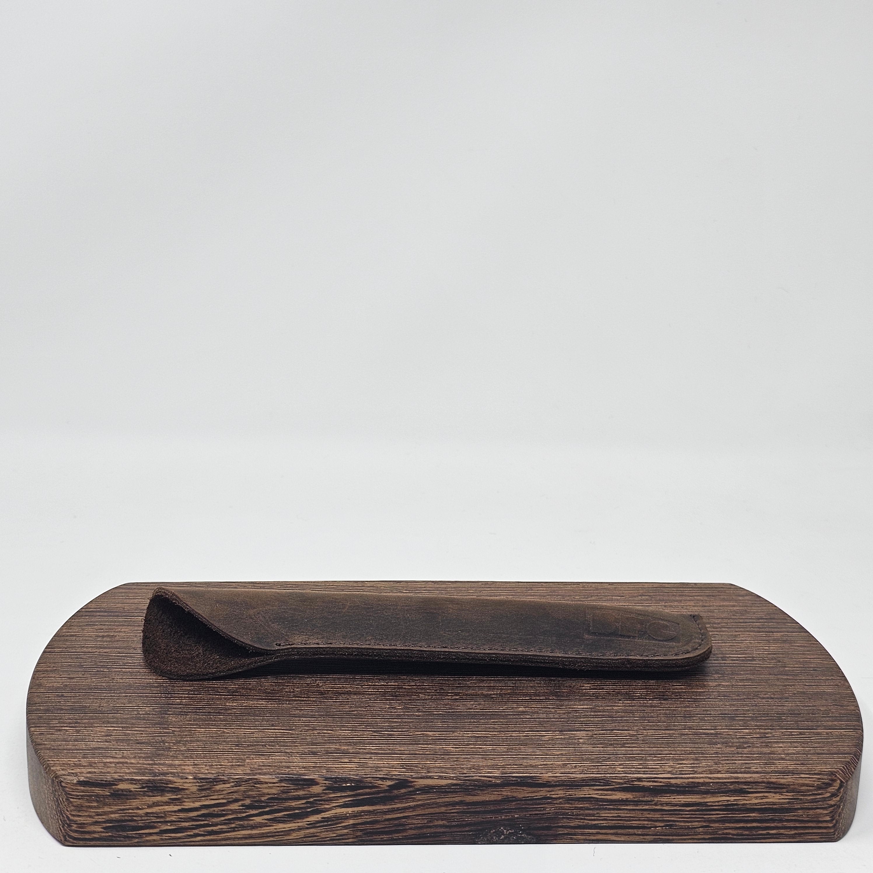 Included in the package:
A genuine cow leather case featuring a water-resistant glossy finish
Features:
Allows for convenient opening of the cap, even when it’s hot
Offers stylish and attractive protection for your vaporizer
Designed for Dani Fusion wooden stem and metal stem