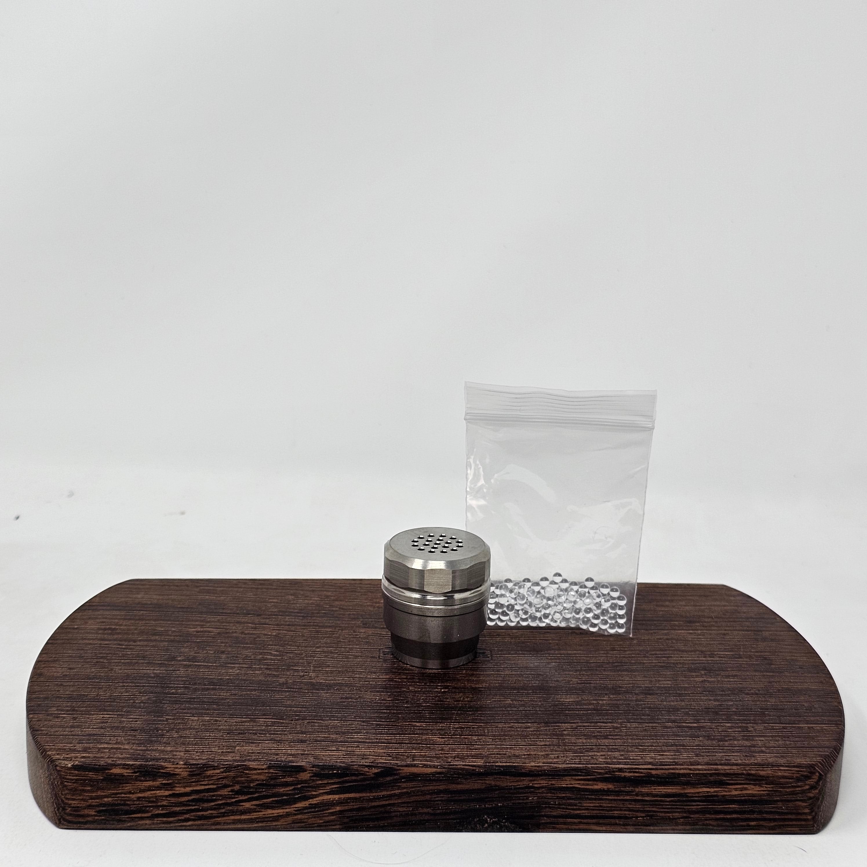 The 22mm diffuser is the standard diffuser that works only with the Cannabis Hardware Shovelhead Bowl. It allows the heat to get closer to the load and you can also preheat the titanium bowl for some extra punch. The 22mm diffuser wraps around the outside of the Shovelhead Bowl.
The injector diffuser rests on the inside of the Shovelhead Bowl. It also works with a number of other injector bowls on the market so it's a bit more versatile considering it still works with the Shovelhead.