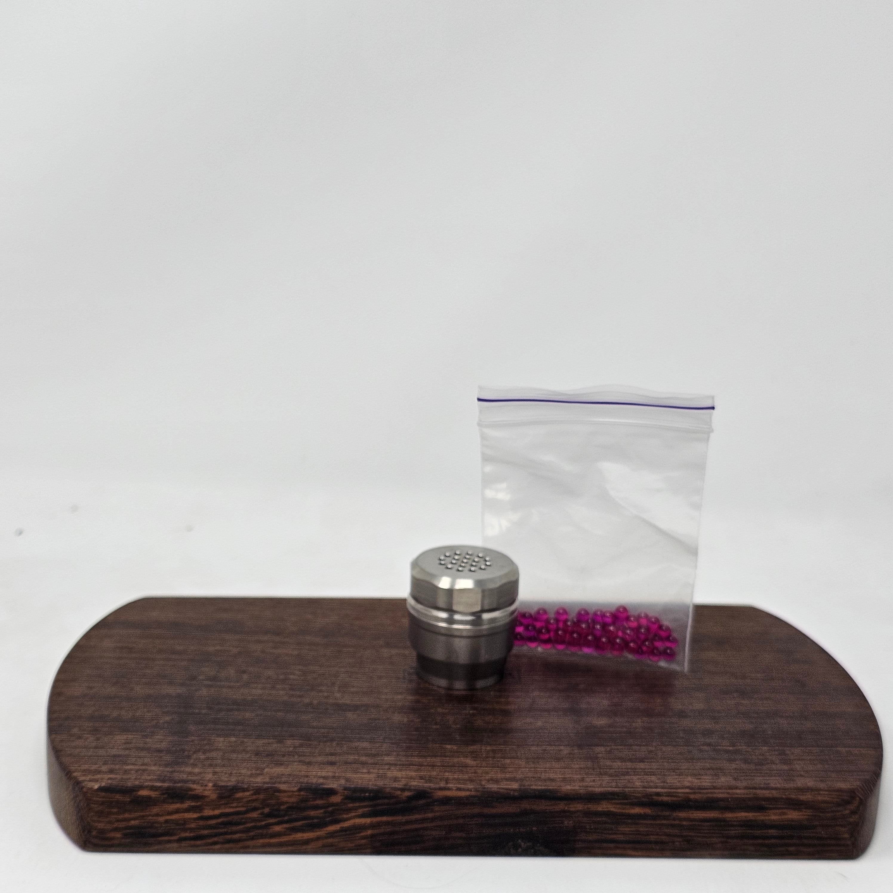 The 22mm diffuser is the standard diffuser that works only with the Cannabis Hardware Shovelhead Bowl. It allows the heat to get closer to the load and you can also preheat the titanium bowl for some extra punch. The 22mm diffuser wraps around the outside of the Shovelhead Bowl.
The injector diffuser rests on the inside of the Shovelhead Bowl. It also works with a number of other injector bowls on the market so it's a bit more versatile considering it still works with the Shovelhead.
