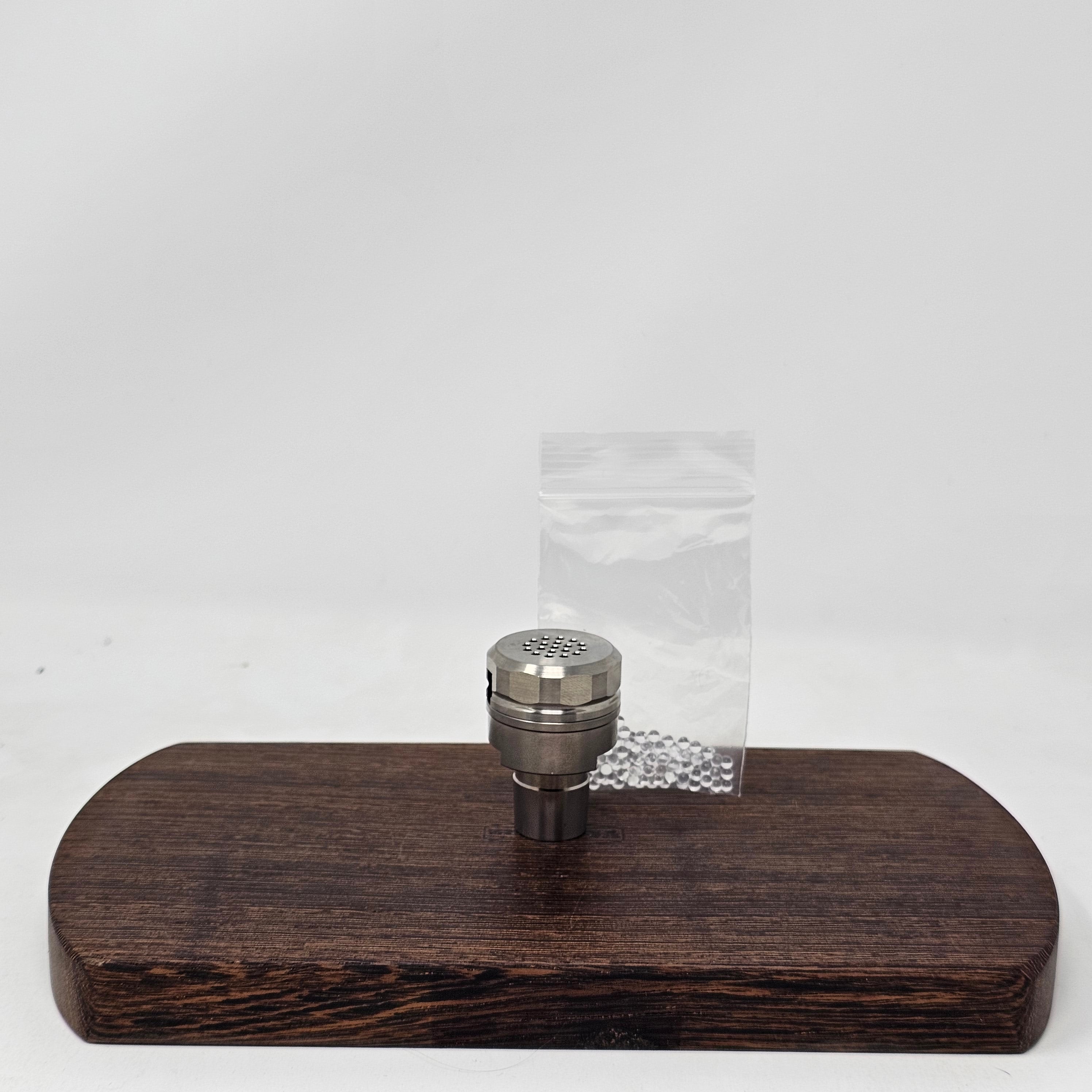 The 22mm diffuser is the standard diffuser that works only with the Cannabis Hardware Shovelhead Bowl. It allows the heat to get closer to the load and you can also preheat the titanium bowl for some extra punch. The 22mm diffuser wraps around the outside of the Shovelhead Bowl.
The injector diffuser rests on the inside of the Shovelhead Bowl. It also works with a number of other injector bowls on the market so it's a bit more versatile considering it still works with the Shovelhead.