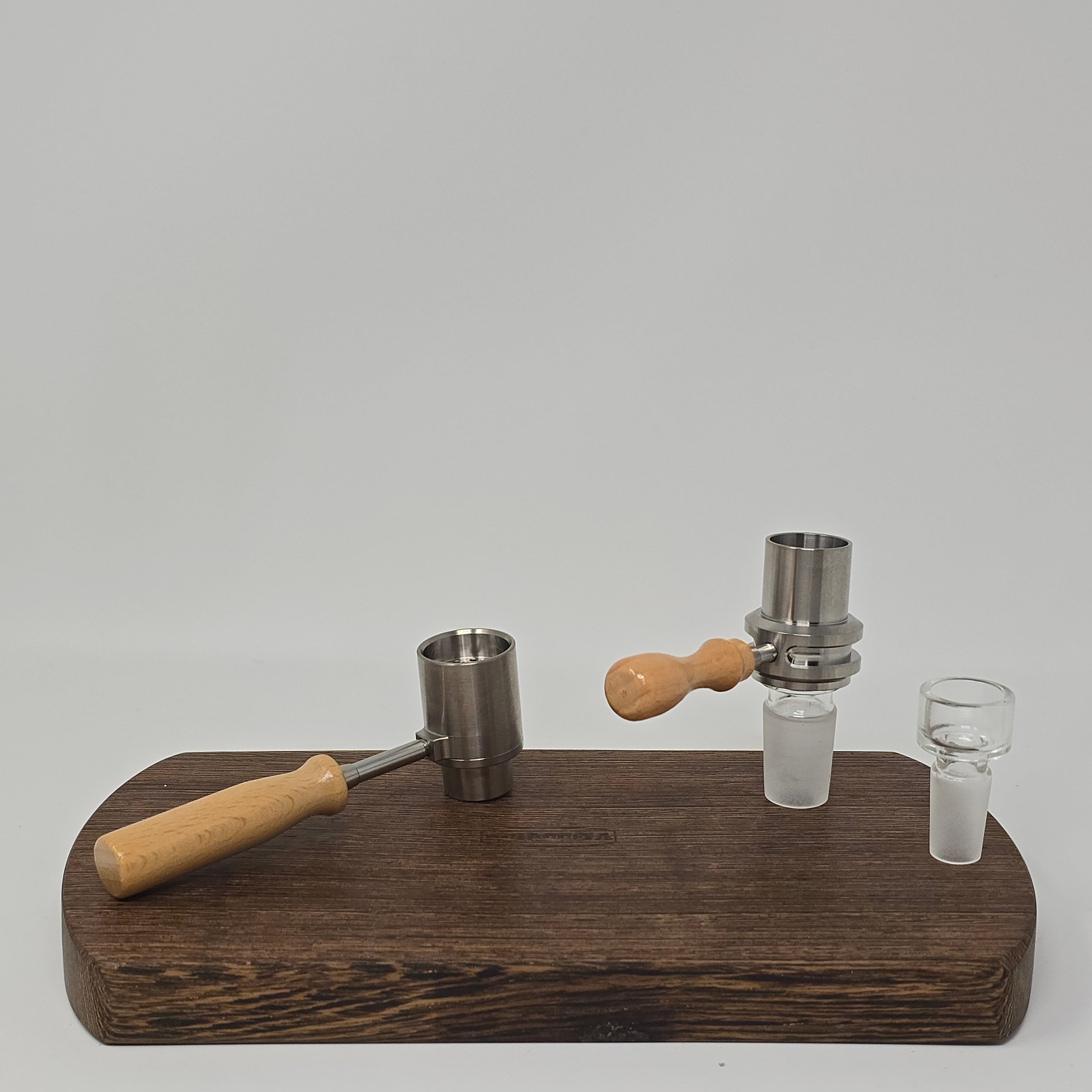 Combination heater with diffuser and injector functions. Premium heat diffusion with 520 3mm gem-cut rubies for even heating and flavor. Compatible with 25mm axial coils, various bowls, 18mm and 14mm glass rigs (recommended 18mm). Durable wooden handle. Titanium diffuser for long-lasting performance.