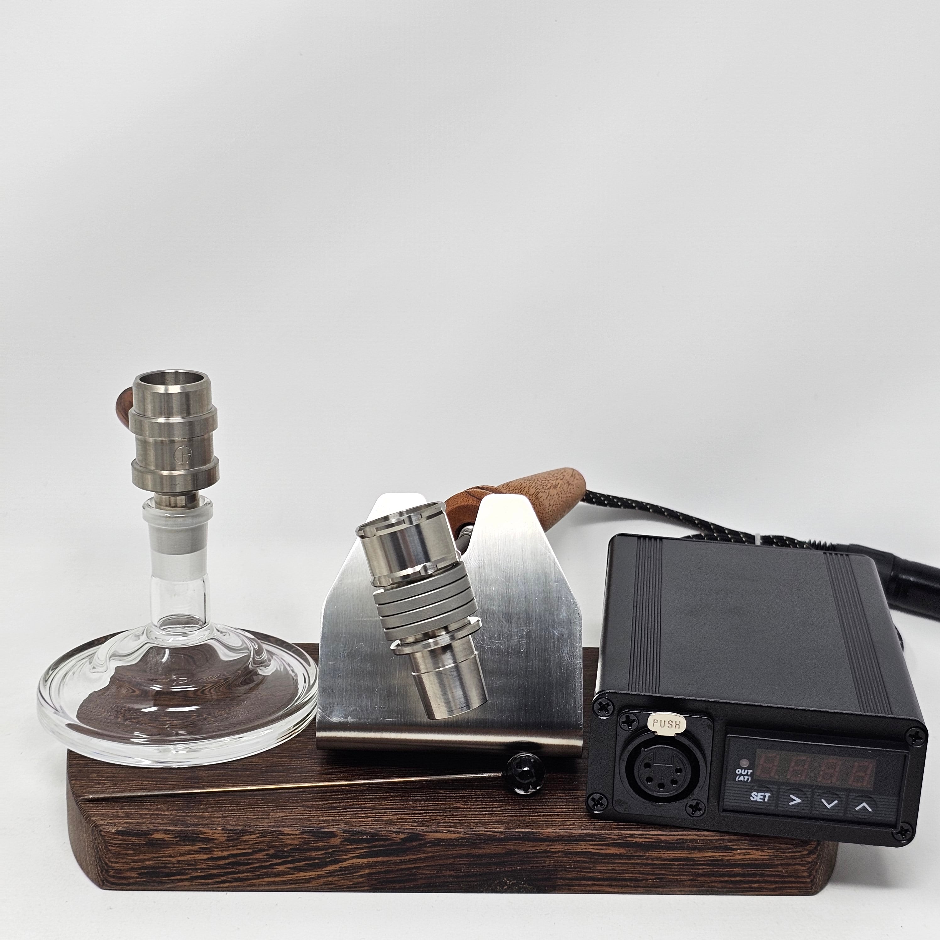 The new Cannabis Hardware Flowerpot F16 head is created at a time where ball vapes require some refinement. This new flowerpot head packs a punch as the heat sink is improved by the addition of a solid titanium machined cap and a machined screen at the bottom which further improves the conduction and retention of heat throughout the device.
