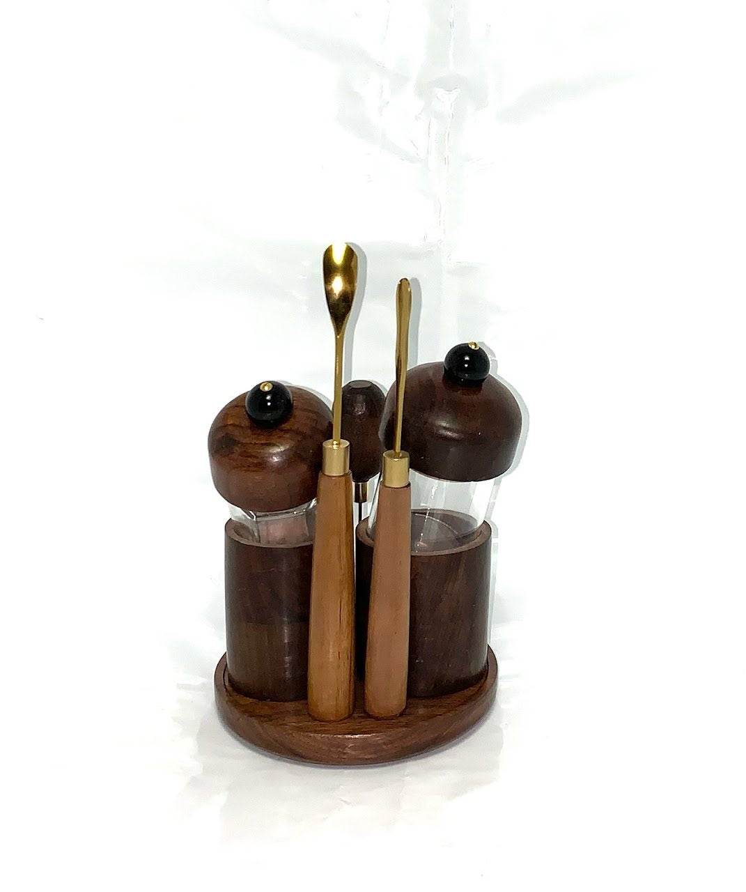 Made in a small family shop in the Southeast United States, each system is unique. This is a true conversation piece of functional art! The Club is 24 inches long and includes carb hole. Each set may contain different parts and of course will offer an individual mixture of woods and beauty only nature can provide.
This particular V1 set includes:
18” Club Pipe ( 1/4” bore) with integrated ash catcher filter system.
Integrated PID Controller with US Standard Five Pin XLR Connection w/included Injector…