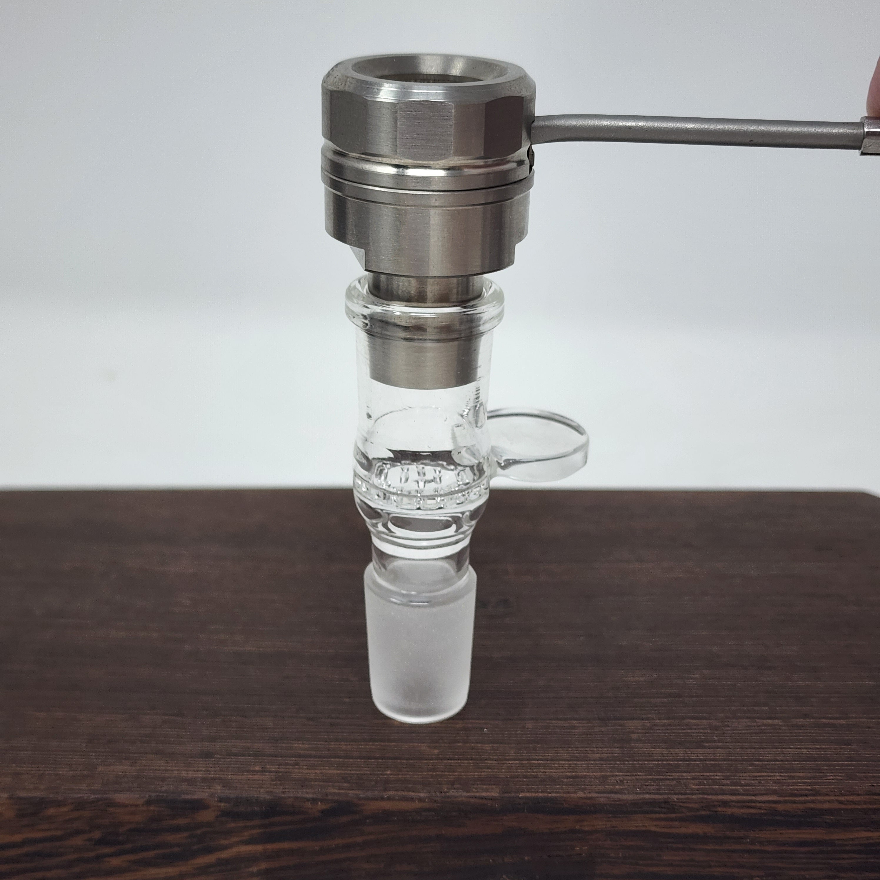 The 22mm diffuser is the standard diffuser that works only with the Cannabis Hardware Shovelhead Bowl. It allows the heat to get closer to the load and you can also preheat the titanium bowl for some extra punch. The 22mm diffuser wraps around the outside of the Shovelhead Bowl.
The injector diffuser rests on the inside of the Shovelhead Bowl. It also works with a number of other injector bowls on the market so it's a bit more versatile considering it still works with the Shovelhead.