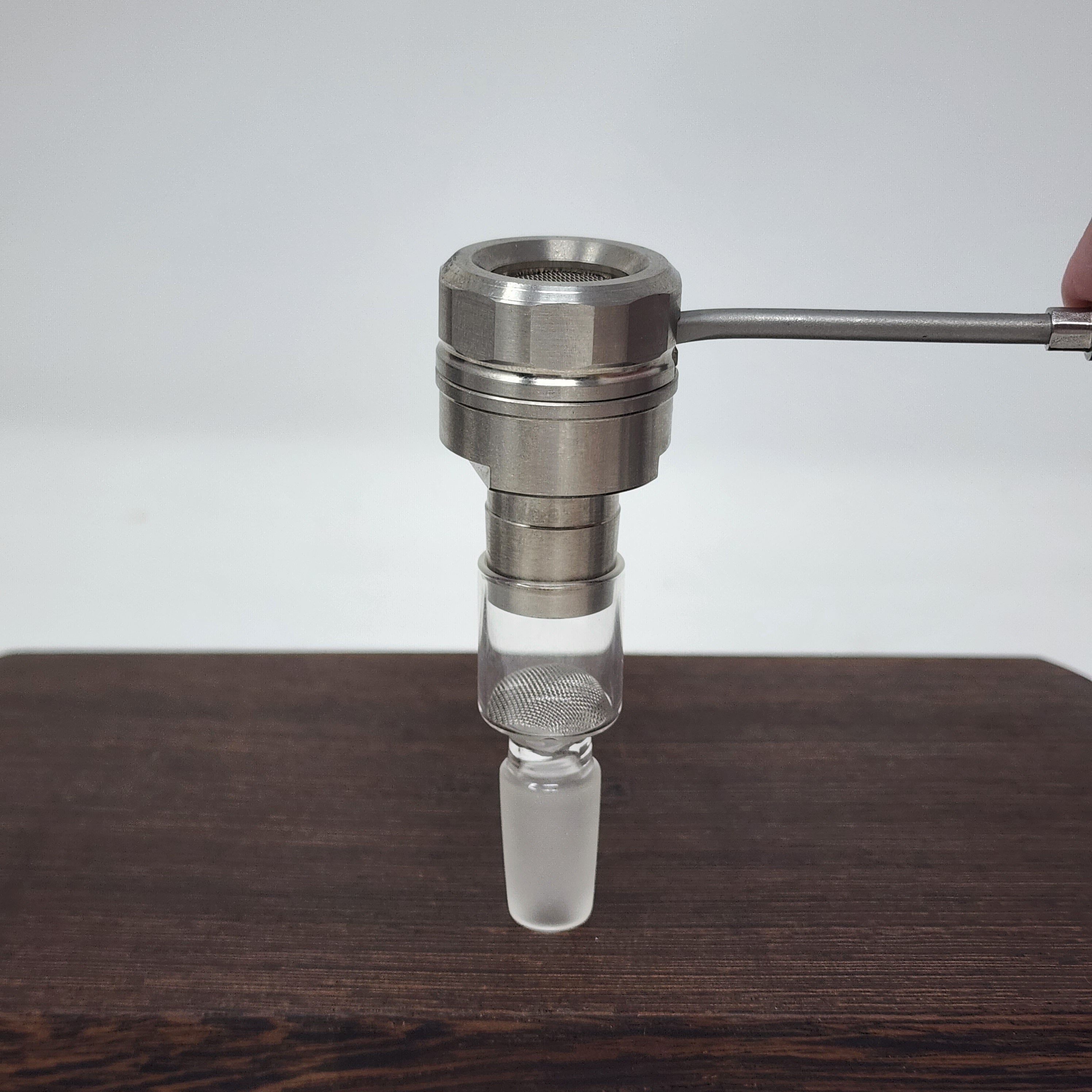 The 22mm diffuser is the standard diffuser that works only with the Cannabis Hardware Shovelhead Bowl. It allows the heat to get closer to the load and you can also preheat the titanium bowl for some extra punch. The 22mm diffuser wraps around the outside of the Shovelhead Bowl.
The injector diffuser rests on the inside of the Shovelhead Bowl. It also works with a number of other injector bowls on the market so it's a bit more versatile considering it still works with the Shovelhead.