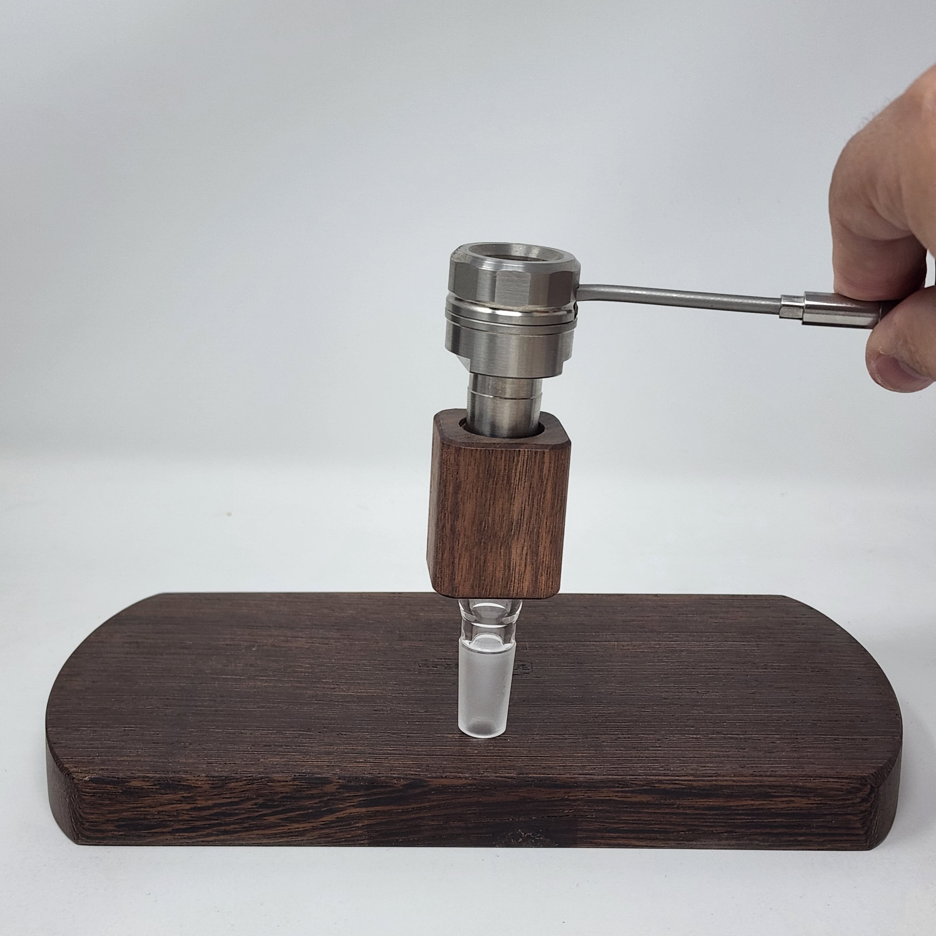 The 22mm diffuser is the standard diffuser that works only with the Cannabis Hardware Shovelhead Bowl. It allows the heat to get closer to the load and you can also preheat the titanium bowl for some extra punch. The 22mm diffuser wraps around the outside of the Shovelhead Bowl.
The injector diffuser rests on the inside of the Shovelhead Bowl. It also works with a number of other injector bowls on the market so it's a bit more versatile considering it still works with the Shovelhead.