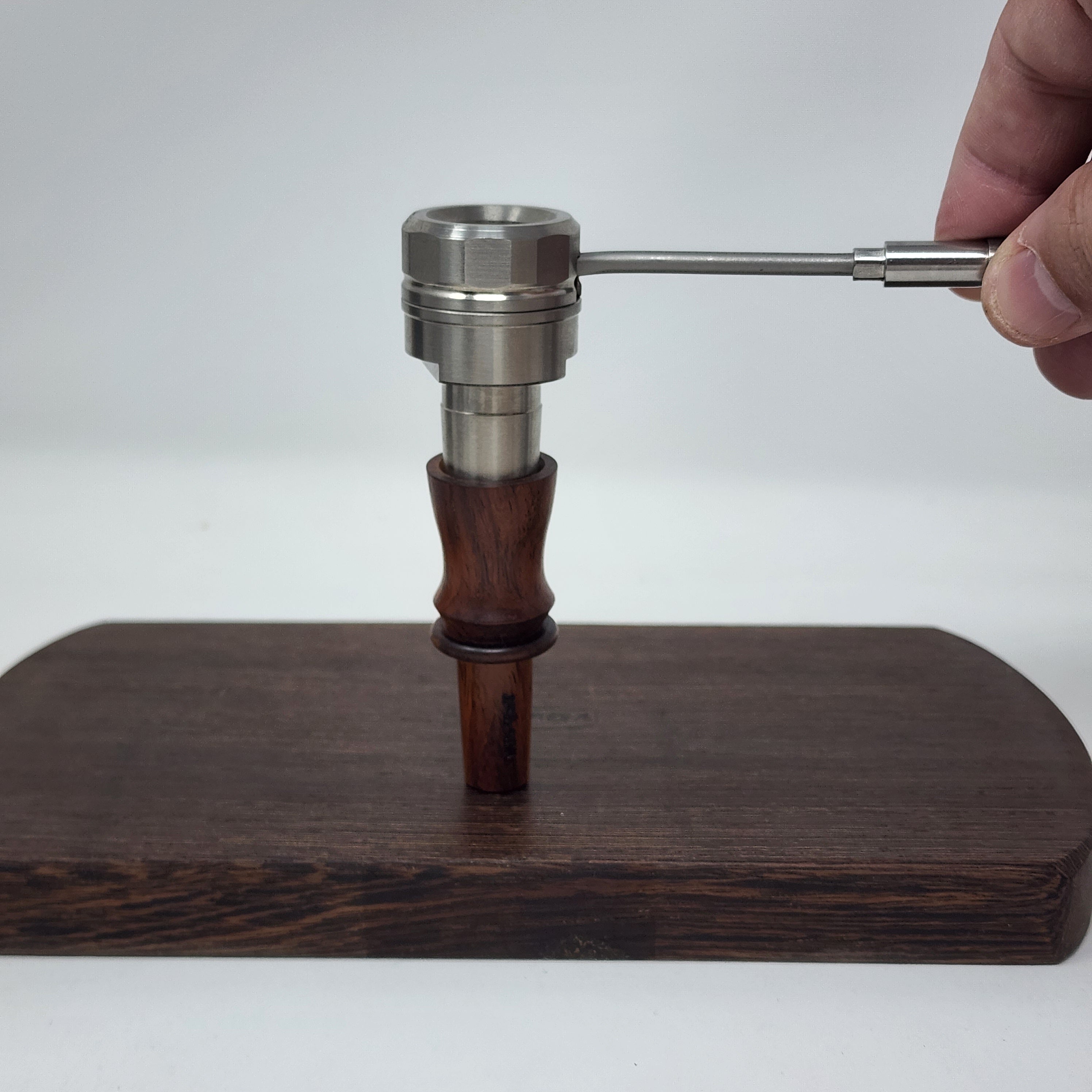 The 22mm diffuser is the standard diffuser that works only with the Cannabis Hardware Shovelhead Bowl. It allows the heat to get closer to the load and you can also preheat the titanium bowl for some extra punch. The 22mm diffuser wraps around the outside of the Shovelhead Bowl.
The injector diffuser rests on the inside of the Shovelhead Bowl. It also works with a number of other injector bowls on the market so it's a bit more versatile considering it still works with the Shovelhead.