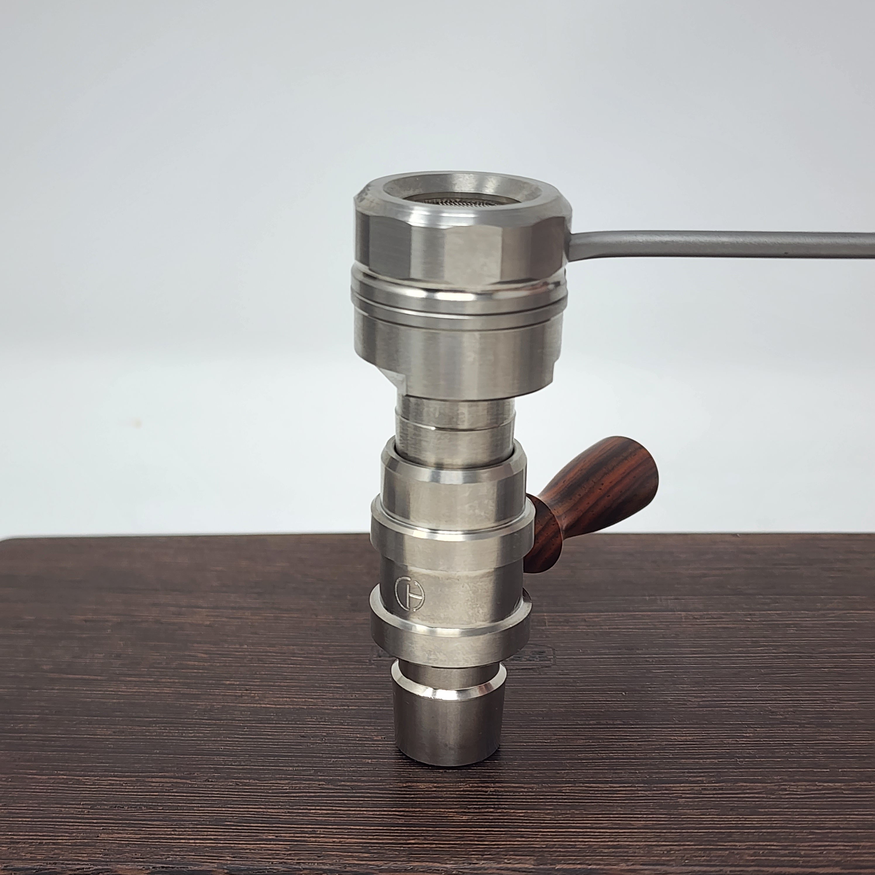 The 22mm diffuser is the standard diffuser that works only with the Cannabis Hardware Shovelhead Bowl. It allows the heat to get closer to the load and you can also preheat the titanium bowl for some extra punch. The 22mm diffuser wraps around the outside of the Shovelhead Bowl.
The injector diffuser rests on the inside of the Shovelhead Bowl. It also works with a number of other injector bowls on the market so it's a bit more versatile considering it still works with the Shovelhead.
