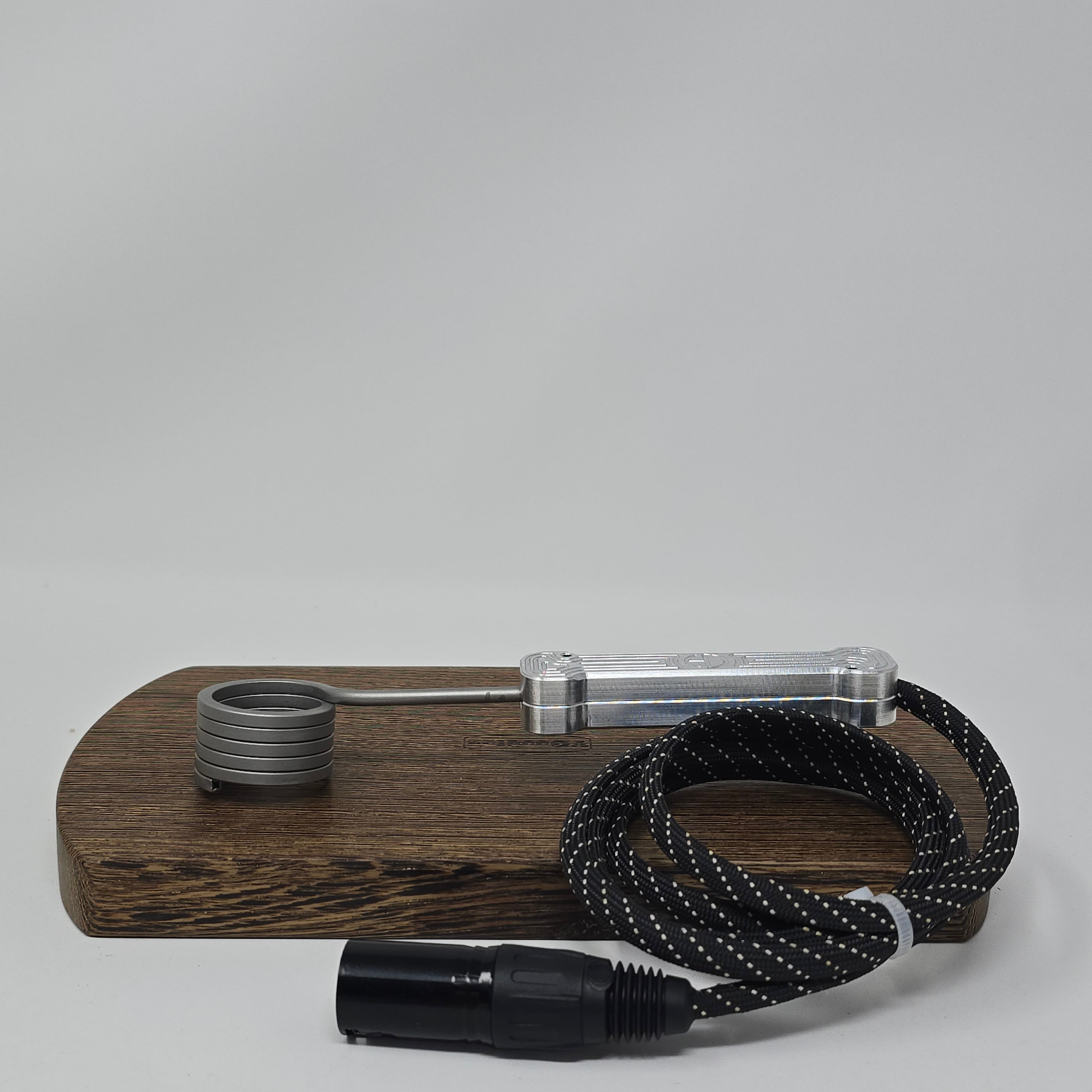 25mm Barrel Enail Coil for XLR Controllers (Works with Auber, Crossing Technology and Disorderly Conduction PID's as well as others with the identical pinout below. Does not work with High Five and others with XLR but DIFFERENT pinout
Braided Kevlar sheath protects wires
Available in 110v or 220v
110v works in North America
220v works in UK, EU, AU
30 day warranty
Optional handle(s)
Cannabis Hardware Aluminum Handle
Ed's TnT Cocobolo Wood Handle
Ed's TnT Tigerwood Handle