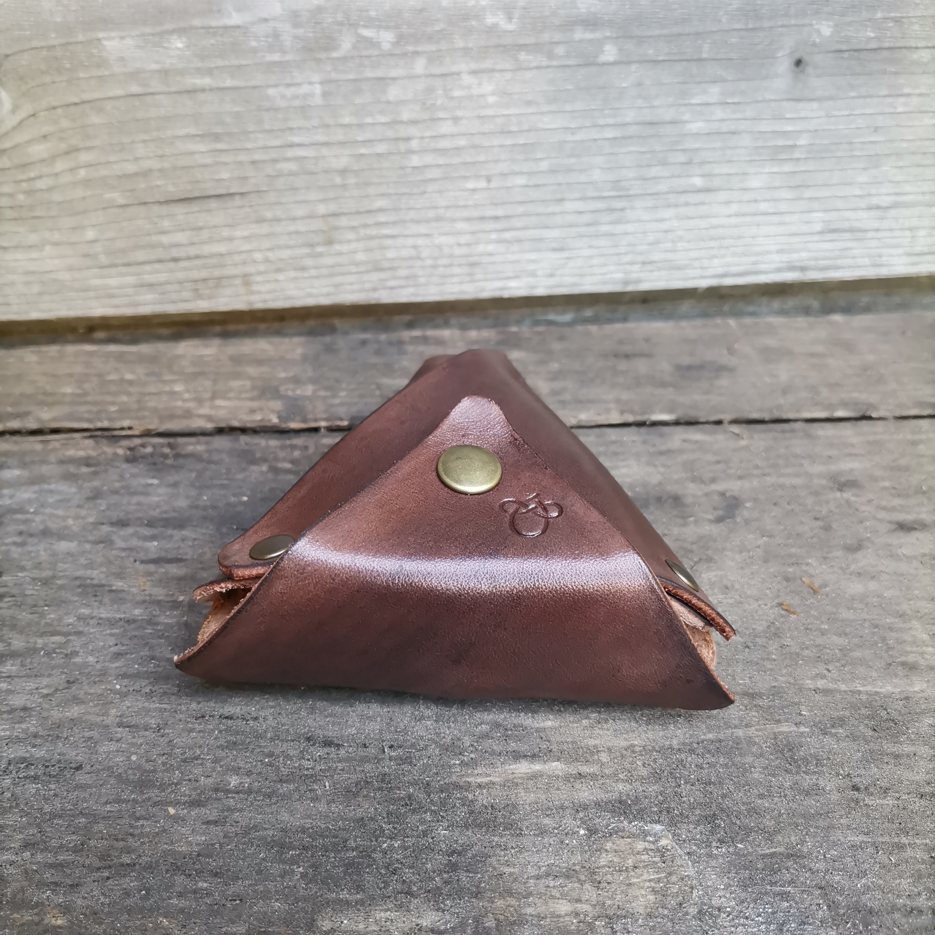 Handcrafted in France!

Pocketable triangle case especially designed for the Vapman. 
Hot storage, lightweight and easy to handle.

Simple, uncluttered, seamless design.

Hand made, and dyed with high grain collar leather.

Take your favorite flavor device everywhere with you without having a ball in your pocket.

Handmade in France with high quality full grain leather, seamless design. 
Each and every unit is unique. Please expect some color variation in the shading.