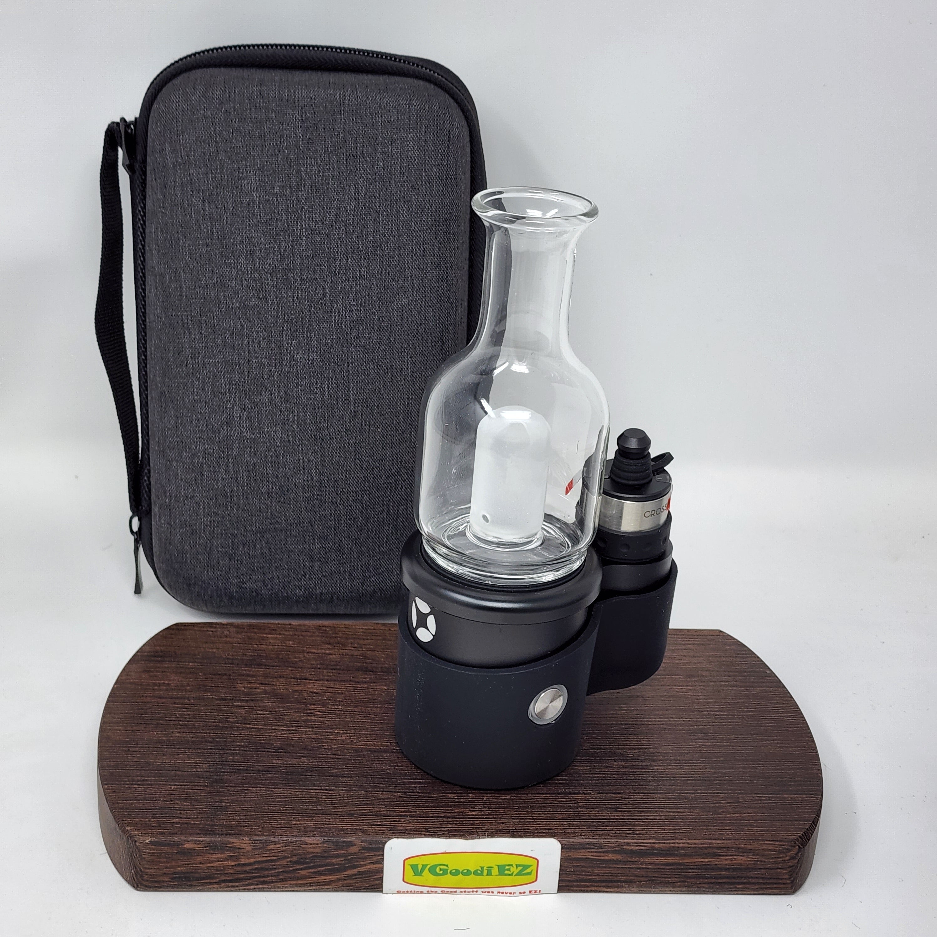 The Core 2.1 is the updated version of the Core 2.0 now features a non-rebuildable 3D atomizer as opposed to the rebuildable Atomizer on the Core 2.0. The difference in atomizers makes Core 2.1 a better quality option since the non-rebuildable atomizer negates the need to purchase tools to dismantle the atomizer itself. 

The Core 2.1 features one-button functionality and a fully heated ceramic vaping surface, not to mention the carefully tuned heat settings and aluminum/glass vapor pathway.