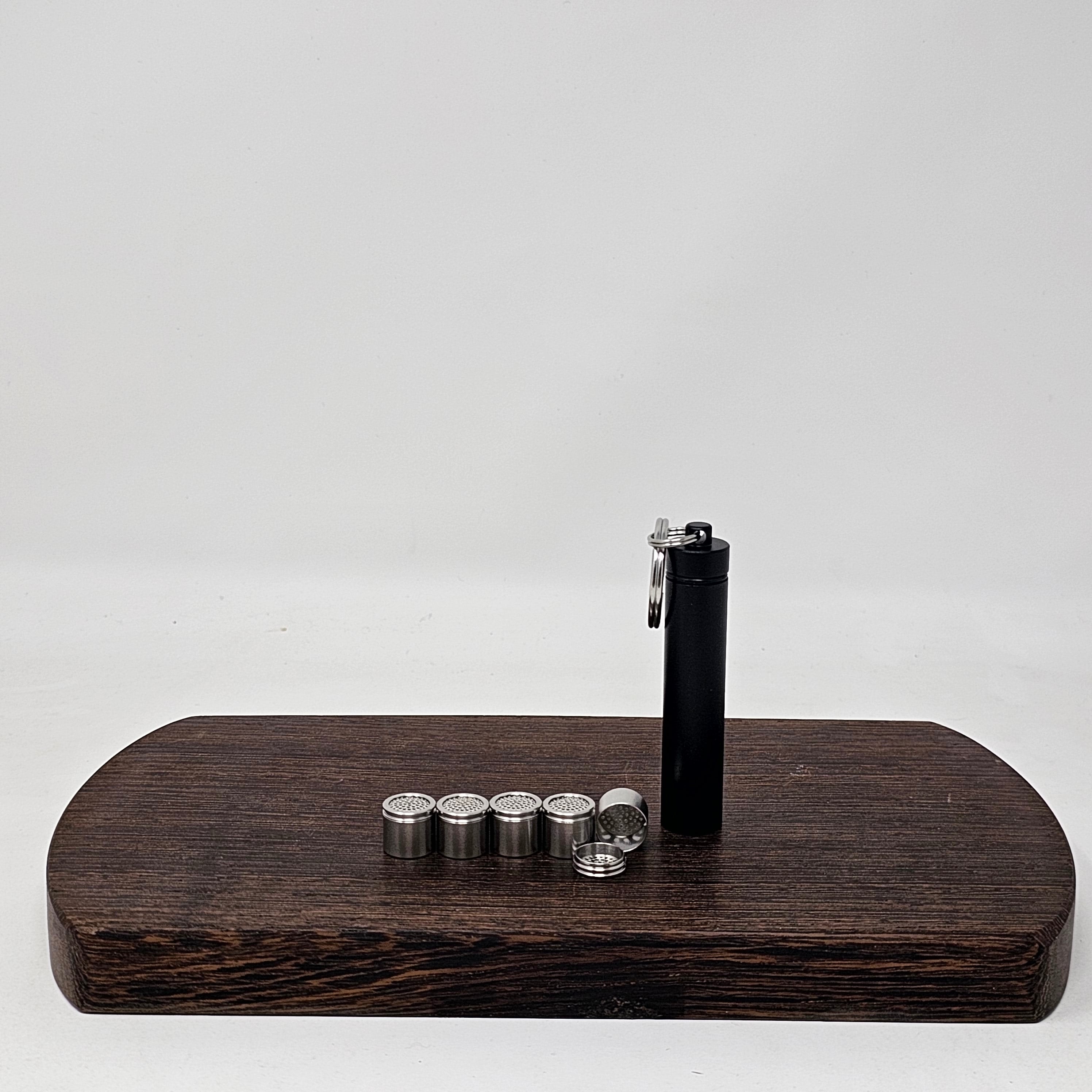 Made of 304 stainless steel, the pods can be filled and swapped quickly. Five per package these are made to fit standard Tinymight/Tinymight 2 stems. Includes Capsule Caddy.