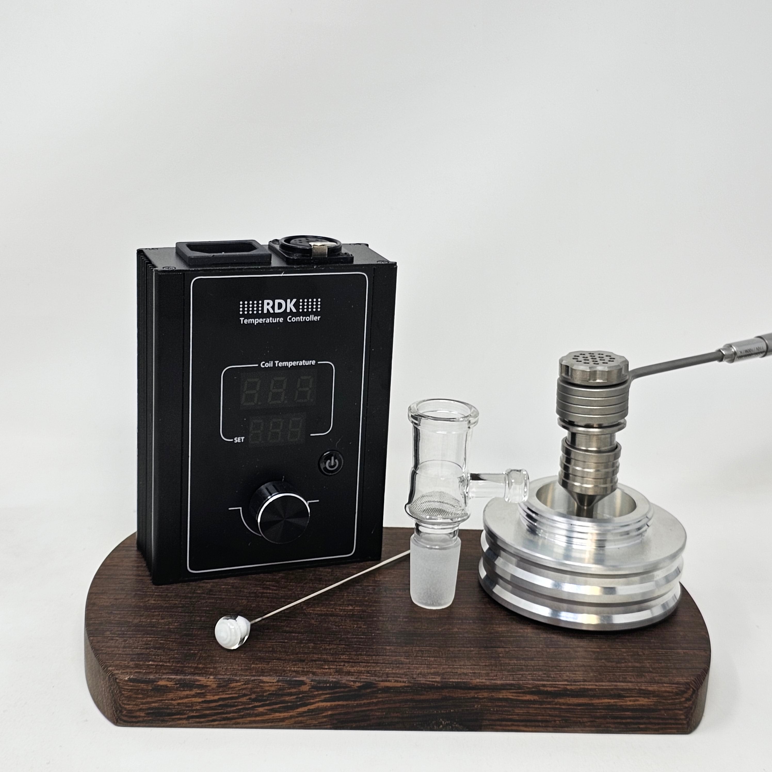 The new Flowerpot F16 head is created at a time where ball vapes require some refinement. This new flowerpot head packs a punch as the heat sink is improved by the addition of a solid titanium machined cap and a machined screen at the bottom which further improves the conduction and retention of heat throughout the device. This design has taken the guesswork out of assembly and disassembly, so you can now switch between heads or disassemble for cleaning with ease.