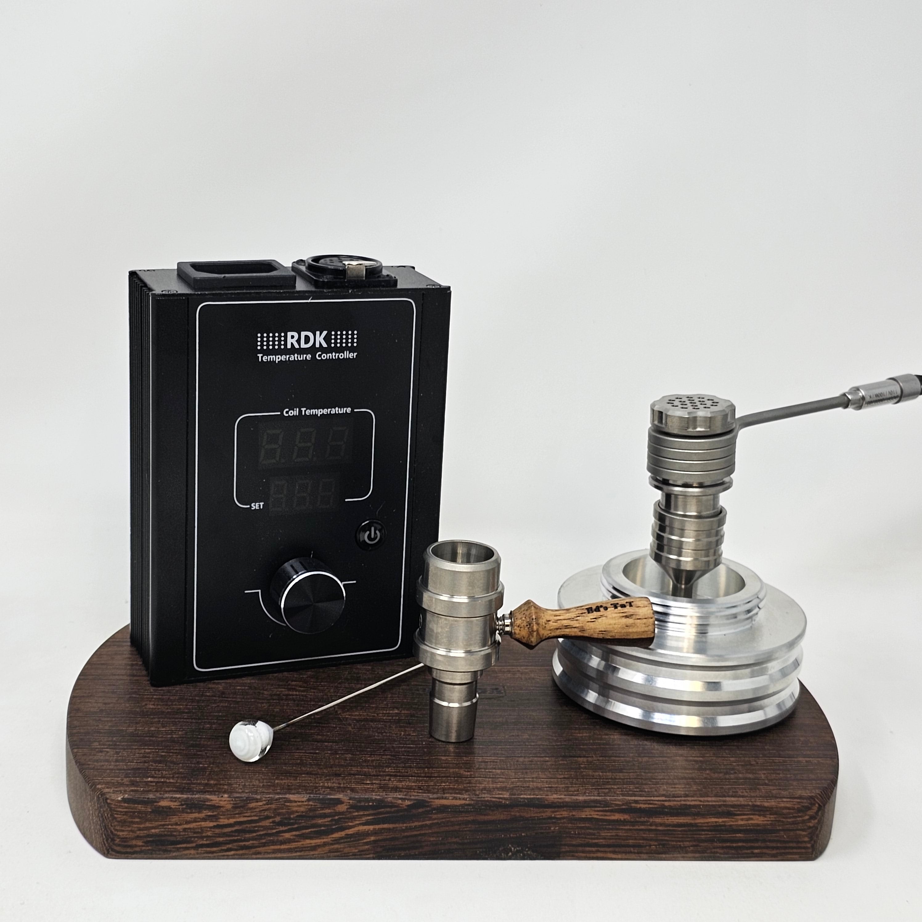 The new Flowerpot F16 head is created at a time where ball vapes require some refinement. This new flowerpot head packs a punch as the heat sink is improved by the addition of a solid titanium machined cap and a machined screen at the bottom which further improves the conduction and retention of heat throughout the device. This design has taken the guesswork out of assembly and disassembly, so you can now switch between heads or disassemble for cleaning with ease.