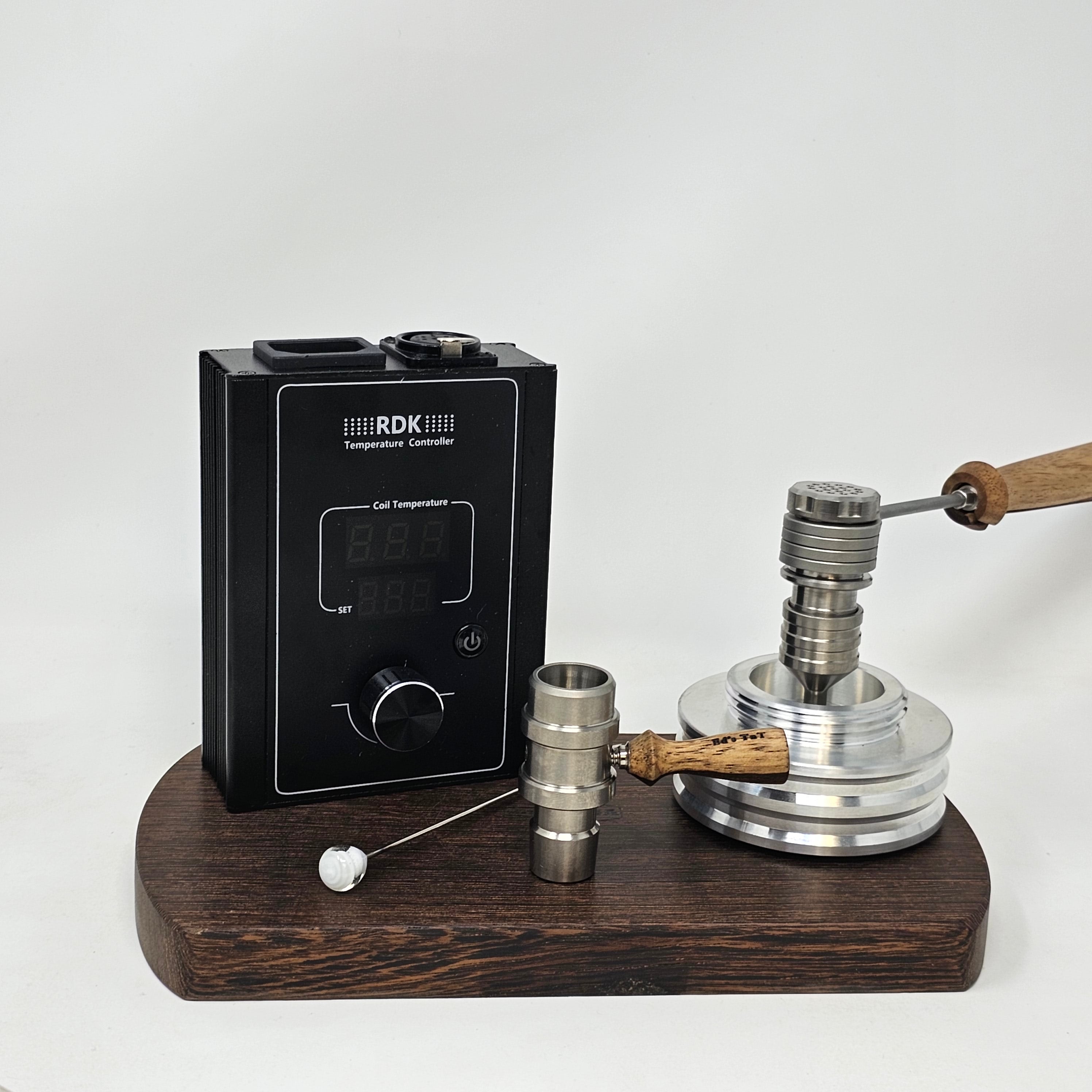 The new Flowerpot F16 head is created at a time where ball vapes require some refinement. This new flowerpot head packs a punch as the heat sink is improved by the addition of a solid titanium machined cap and a machined screen at the bottom which further improves the conduction and retention of heat throughout the device. This design has taken the guesswork out of assembly and disassembly, so you can now switch between heads or disassemble for cleaning with ease.