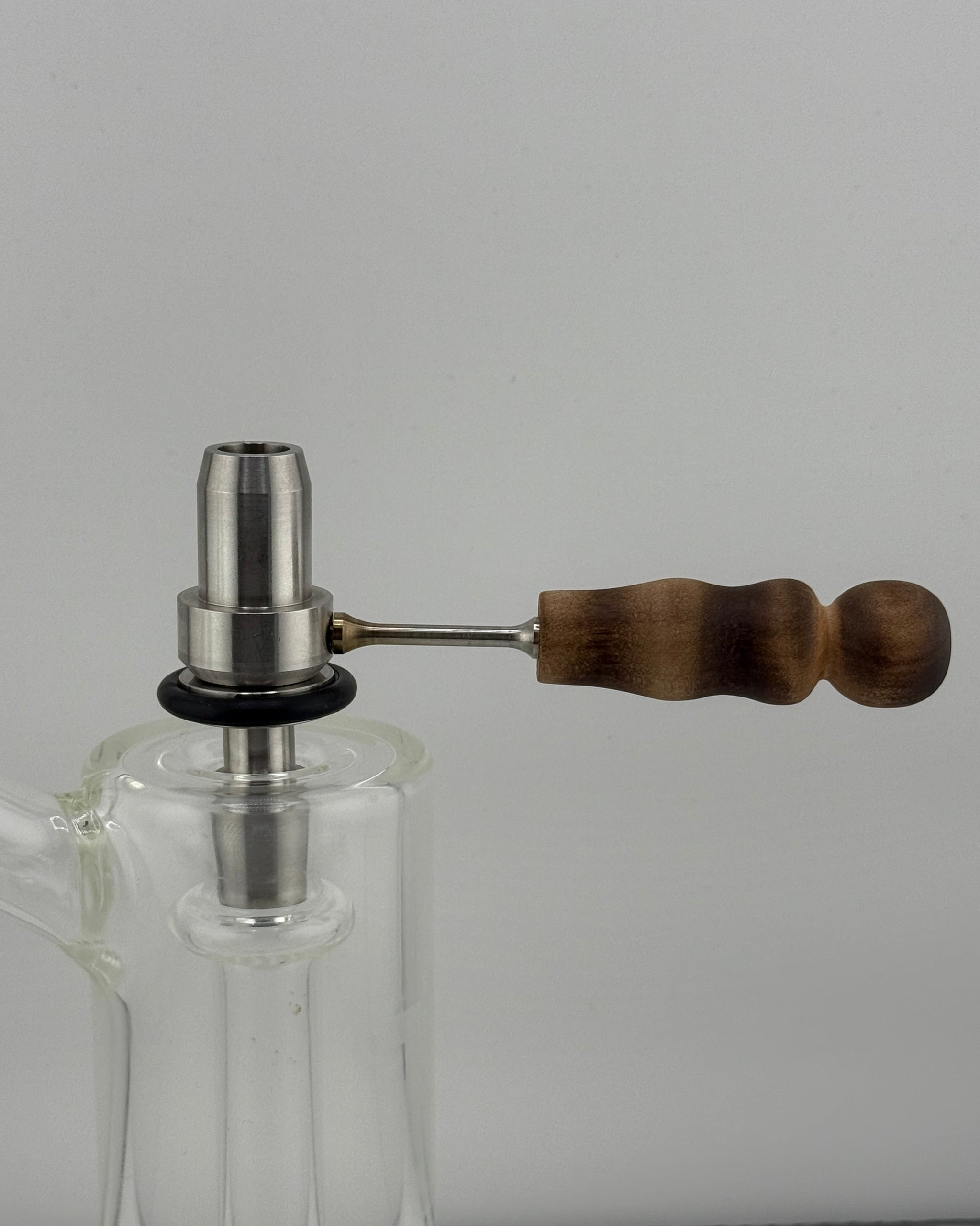 The legendary IO Hornet 14mm Conduction Bowl is the perfect .1g thermal extraction chamber for your dry herbs. Provides a high level of conduction heat to effectively extract everything you want from your flower. Remove the 1/2" screen to adapt your favorite standard DYNAVAP tips for a Micro-dose. Includes spare screens but heater is for demonstration purposes only and not included.