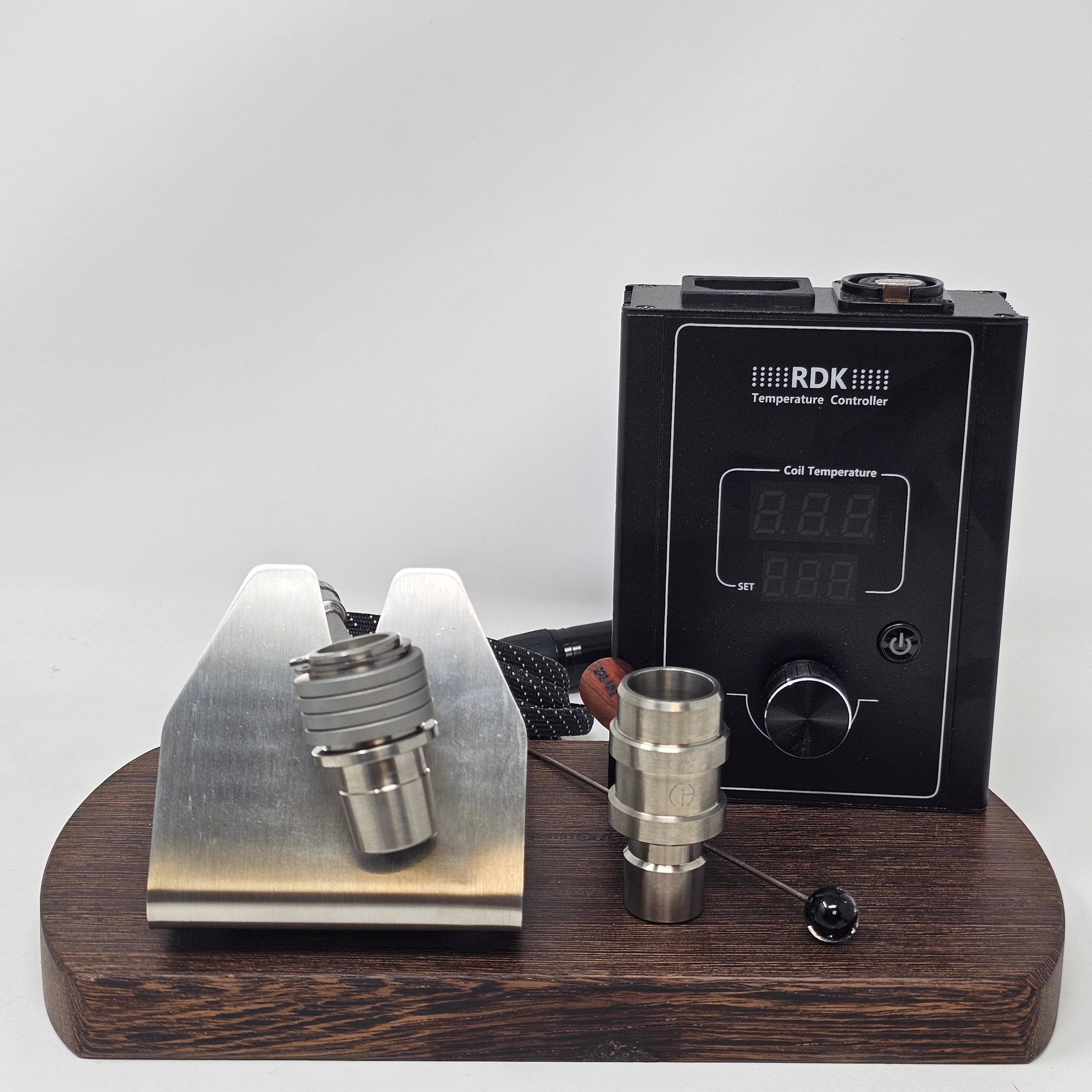 The B-Zero is the latest iteration of the "B" series of heads. This time, it is a single piece "ball" device inspired by the different DIY devices appearing in the community, namely the DIY device put together by "secreagent" which involved the CH 18mm posts and a 16mm coil.

CH removed the machined screen (extra mass) and replaced with a second 5/8 double weave screen located directly below the coil. They also increased the mass to fit one of our 20mm Flowerpot coils.
