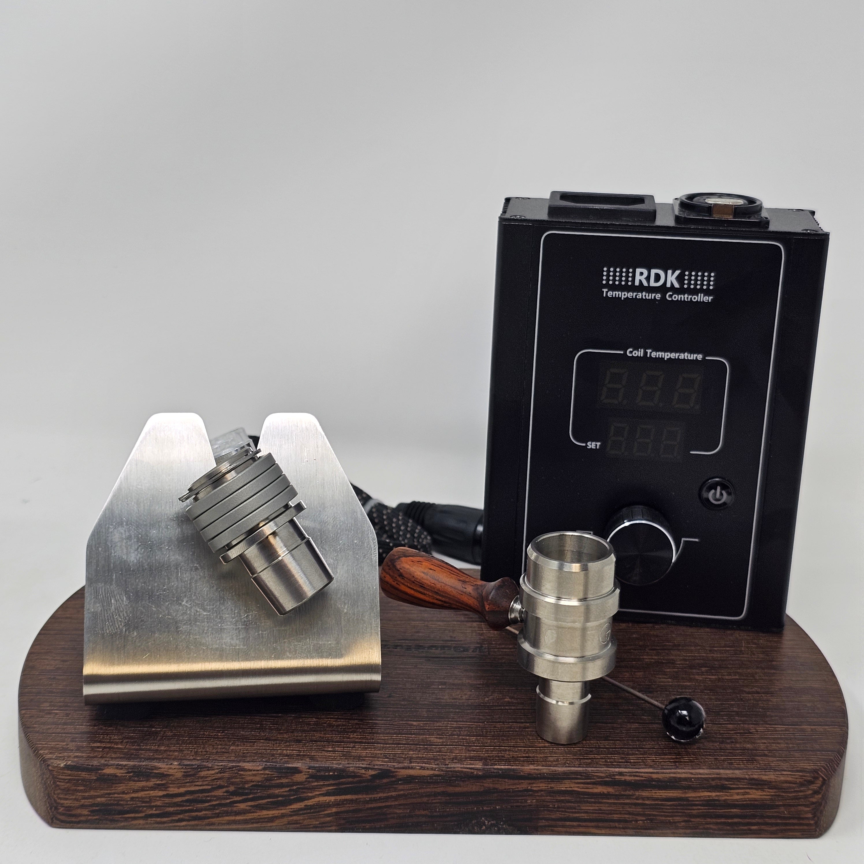 The B-Zero is the latest iteration of the "B" series of heads. This time, it is a single piece "ball" device inspired by the different DIY devices appearing in the community, namely the DIY device put together by "secreagent" which involved the CH 18mm posts and a 16mm coil.

CH removed the machined screen (extra mass) and replaced with a second 5/8 double weave screen located directly below the coil. They also increased the mass to fit one of our 20mm Flowerpot coils.