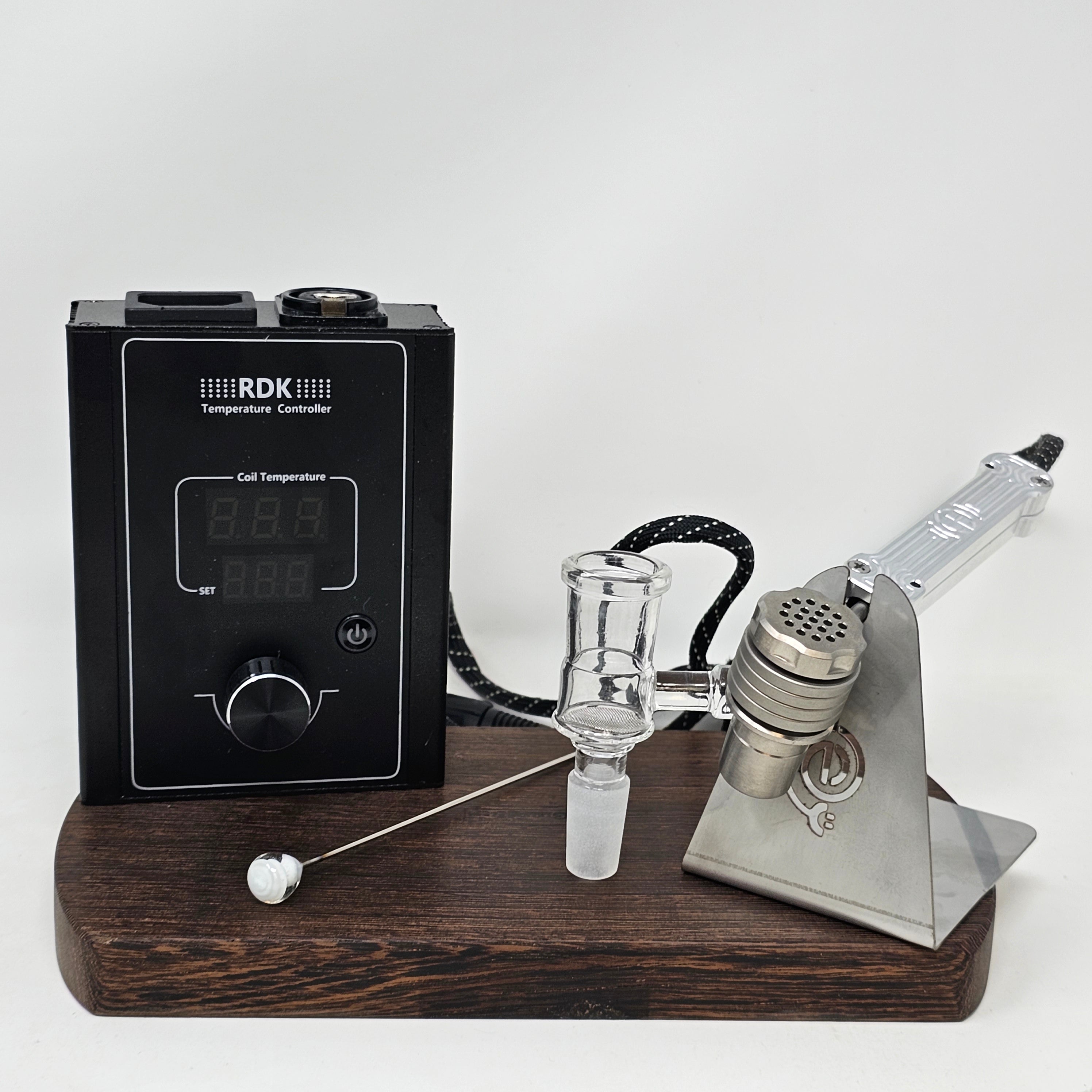The new Flowerpot F16 head is created at a time where ball vapes require some refinement. This new flowerpot head packs a punch as the heat sink is improved by the addition of a solid titanium machined cap and a machined screen at the bottom which further improves the conduction and retention of heat throughout the device. This design has taken the guesswork out of assembly and disassembly, so you can now switch between heads or disassemble for cleaning with ease.