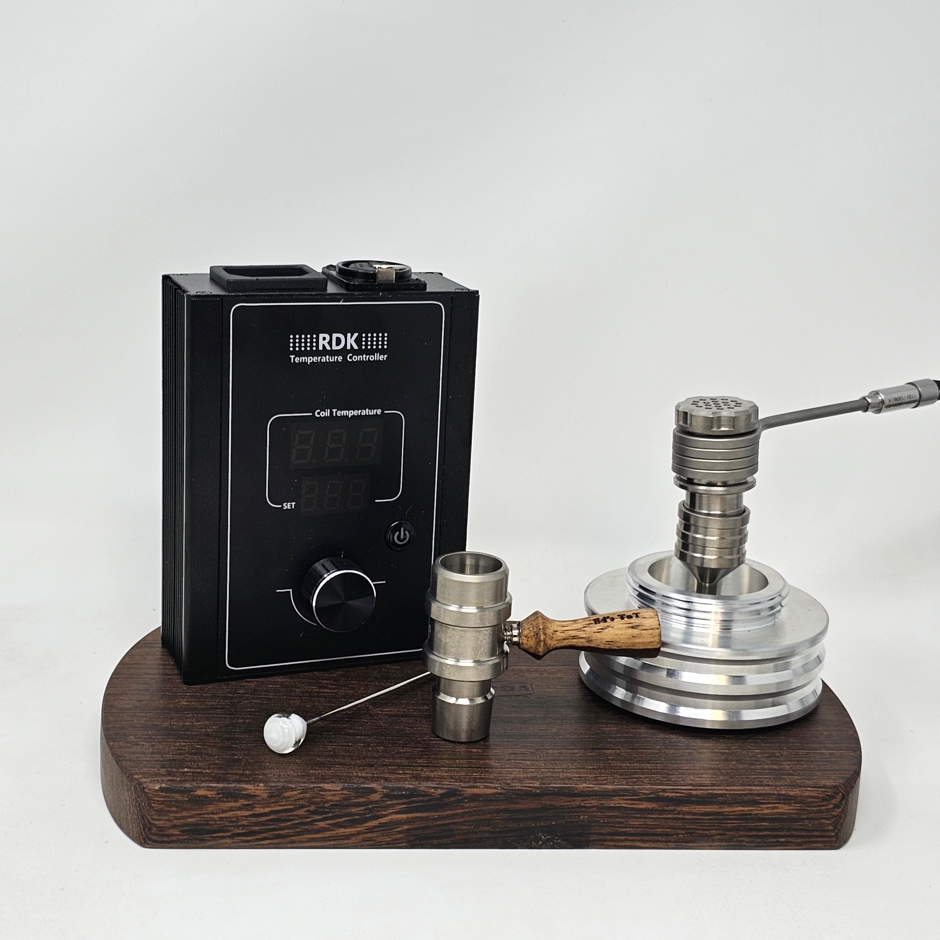 The new Flowerpot F16 head is created at a time where ball vapes require some refinement. This new flowerpot head packs a punch as the heat sink is improved by the addition of a solid titanium machined cap and a machined screen at the bottom which further improves the conduction and retention of heat throughout the device. This design has taken the guesswork out of assembly and disassembly, so you can now switch between heads or disassemble for cleaning with ease.