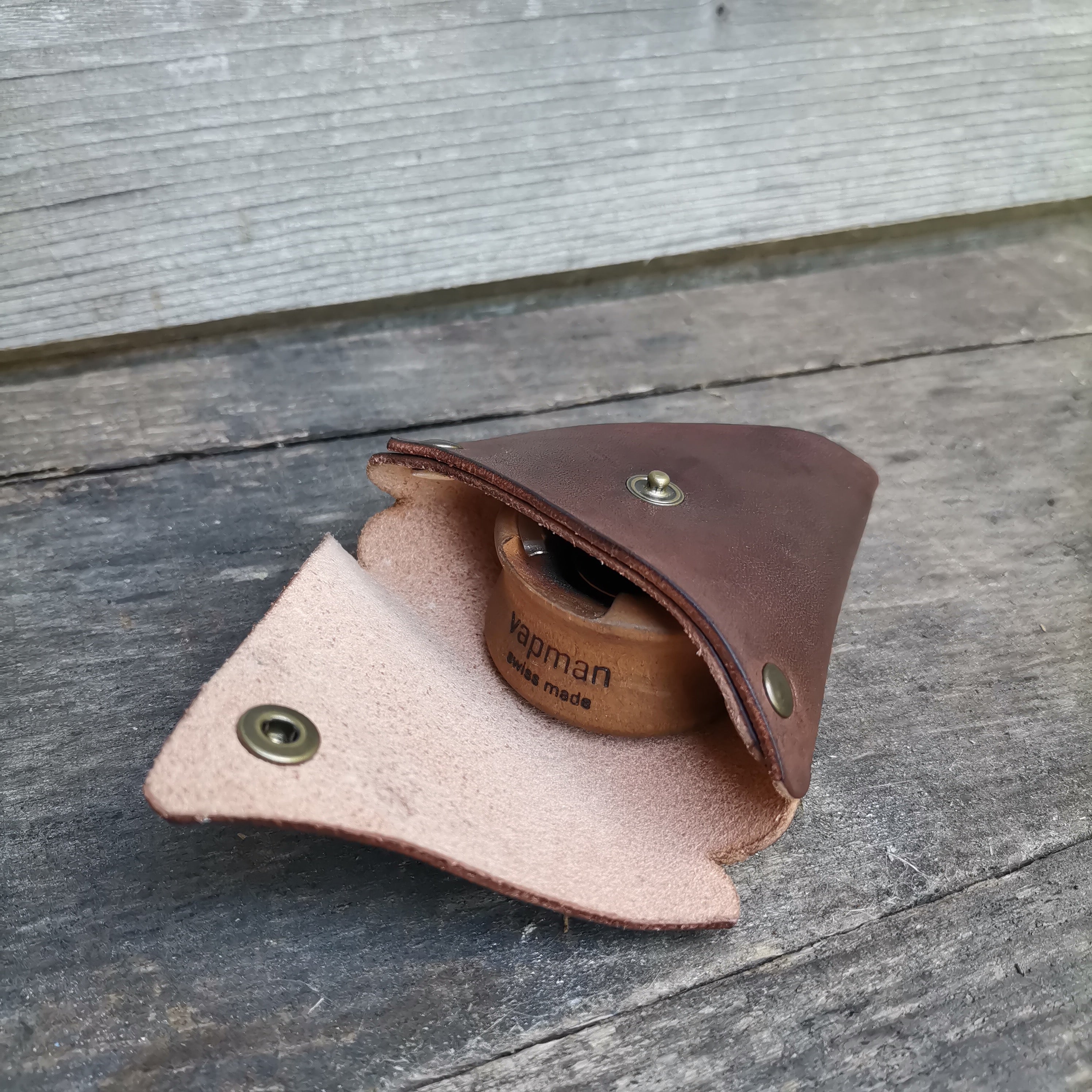 Handcrafted in France!

Pocketable triangle case especially designed for the Vapman. 
Hot storage, lightweight and easy to handle.

Simple, uncluttered, seamless design.

Hand made, and dyed with high grain collar leather.

Take your favorite flavor device everywhere with you without having a ball in your pocket.

Handmade in France with high quality full grain leather, seamless design. 
Each and every unit is unique. Please expect some color variation in the shading.