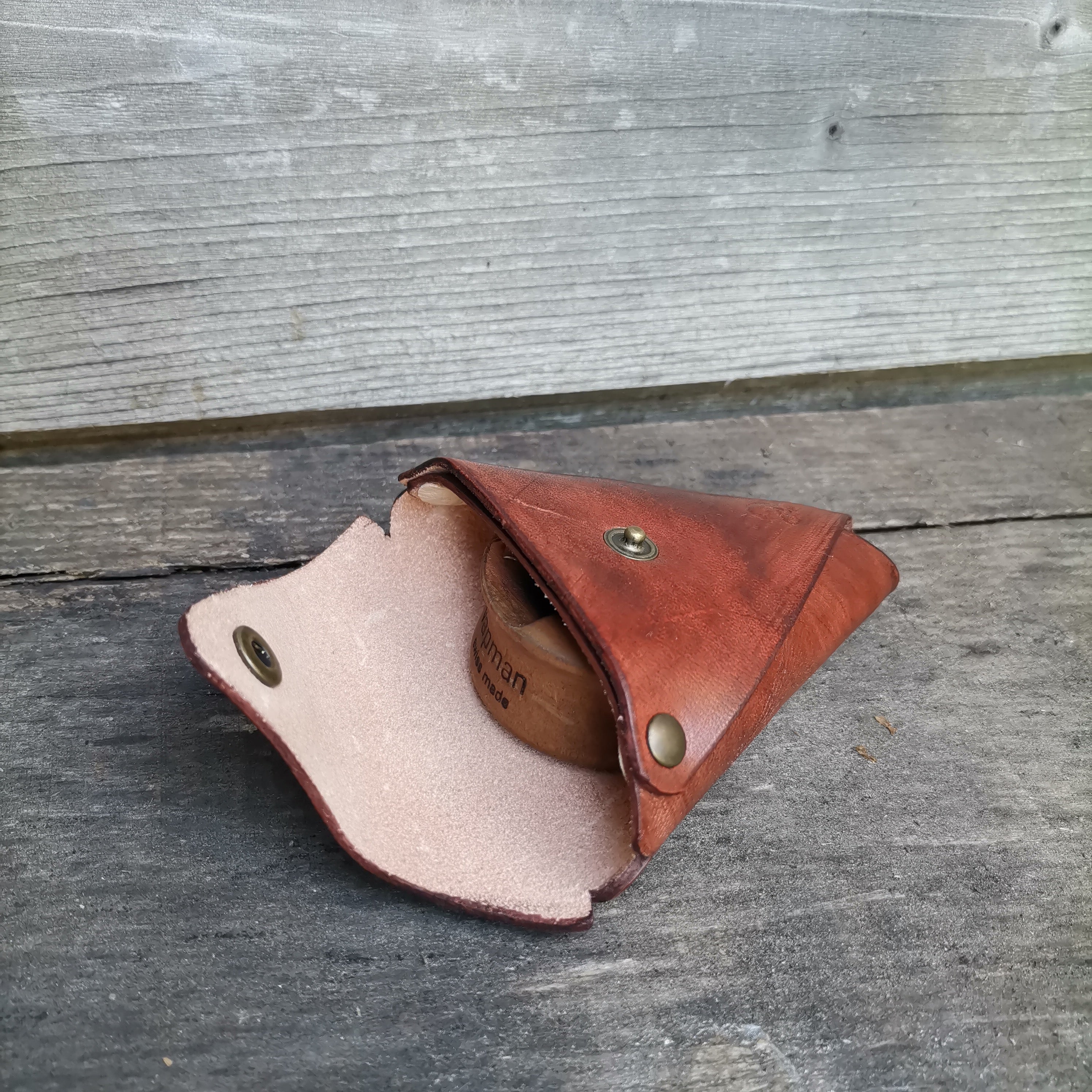 Handcrafted in France!

Pocketable triangle case especially designed for the Vapman. 
Hot storage, lightweight and easy to handle.

Simple, uncluttered, seamless design.

Hand made, and dyed with high grain collar leather.

Take your favorite flavor device everywhere with you without having a ball in your pocket.

Handmade in France with high quality full grain leather, seamless design. 
Each and every unit is unique. Please expect some color variation in the shading.