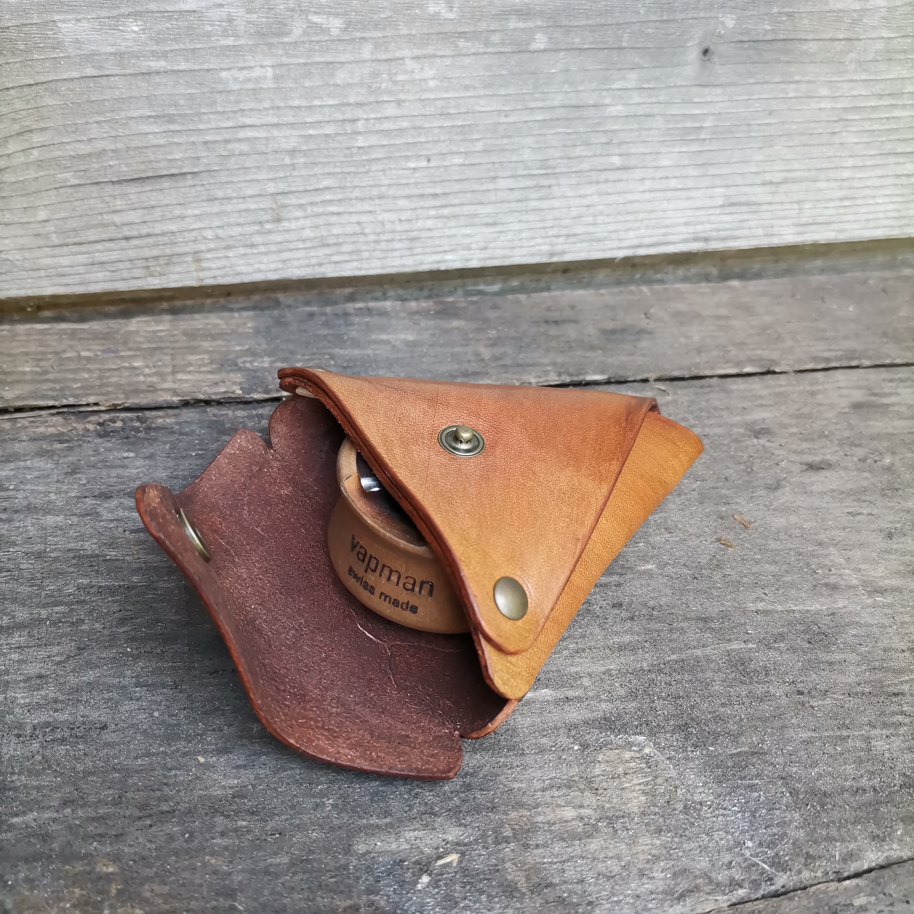 Handcrafted in France!

Pocketable triangle case especially designed for the Vapman. 
Hot storage, lightweight and easy to handle.

Simple, uncluttered, seamless design.

Hand made, and dyed with high grain collar leather.

Take your favorite flavor device everywhere with you without having a ball in your pocket.

Handmade in France with high quality full grain leather, seamless design. 
Each and every unit is unique. Please expect some color variation in the shading.
