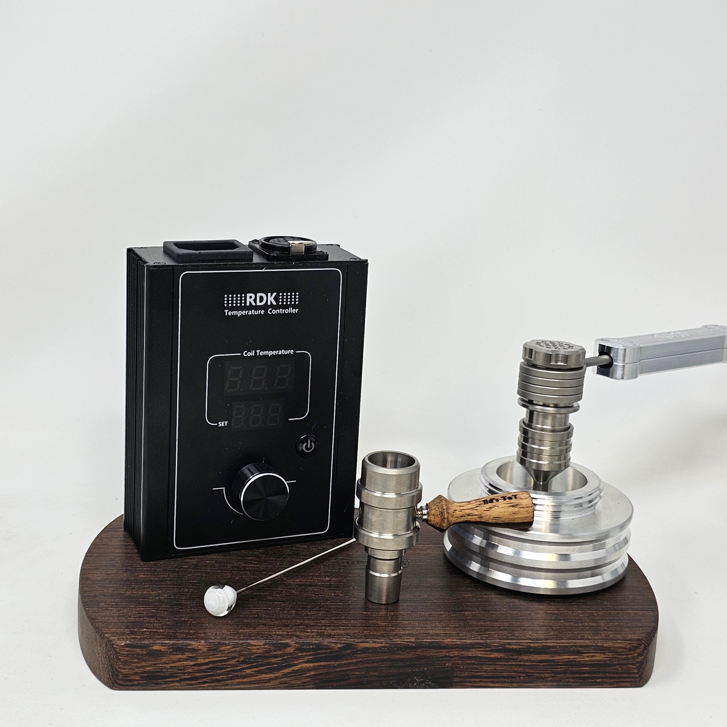 The new Flowerpot F16 head is created at a time where ball vapes require some refinement. This new flowerpot head packs a punch as the heat sink is improved by the addition of a solid titanium machined cap and a machined screen at the bottom which further improves the conduction and retention of heat throughout the device. This design has taken the guesswork out of assembly and disassembly, so you can now switch between heads or disassemble for cleaning with ease.
