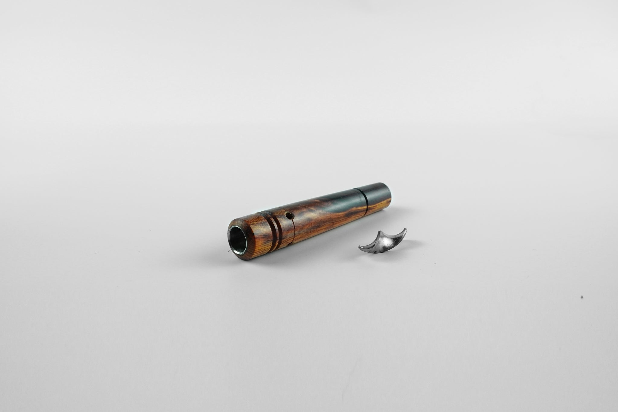 New Design Features
The new design does not have a carb on its body, making it more convenient to handle
The wooden part has window holes, allowing you to see the stainless steel lining inside
An air gap has been introduced between the wooden part and the stainless part. This enhancement is designed to improve the cooling function, allowing vapors to cool down faster and more efficiently