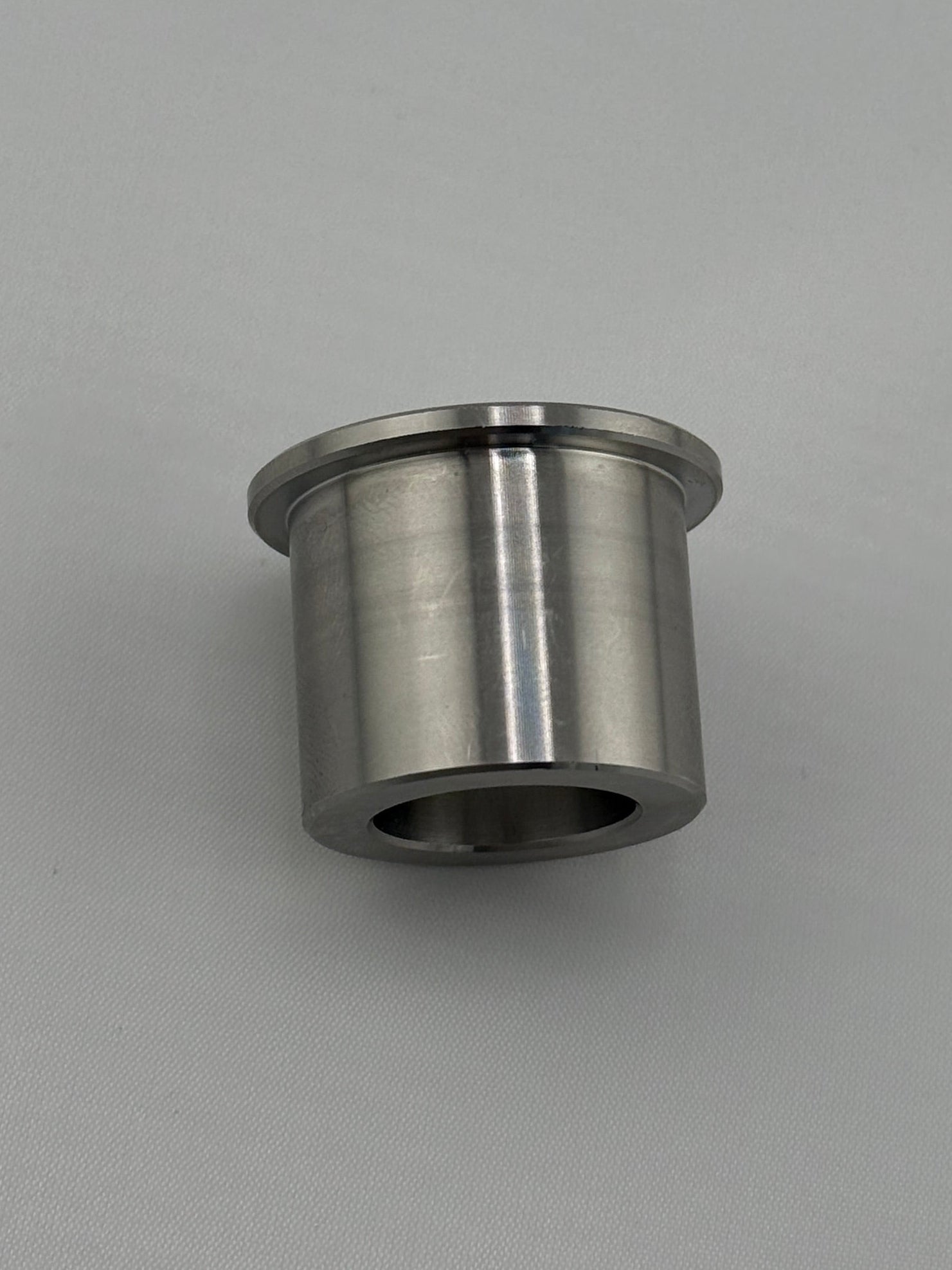 The Stainless steel IO 25mm - 16mm Axial Coil Adapter allows you to adapt and use your 25mm hothole to be used with the IO Hornet and 16mm quartz for dabbing. The 316 Stainless is matched to the Hornet for a buttery smooth coil experience. Heater for demonstration purposes only. Not included in sale.