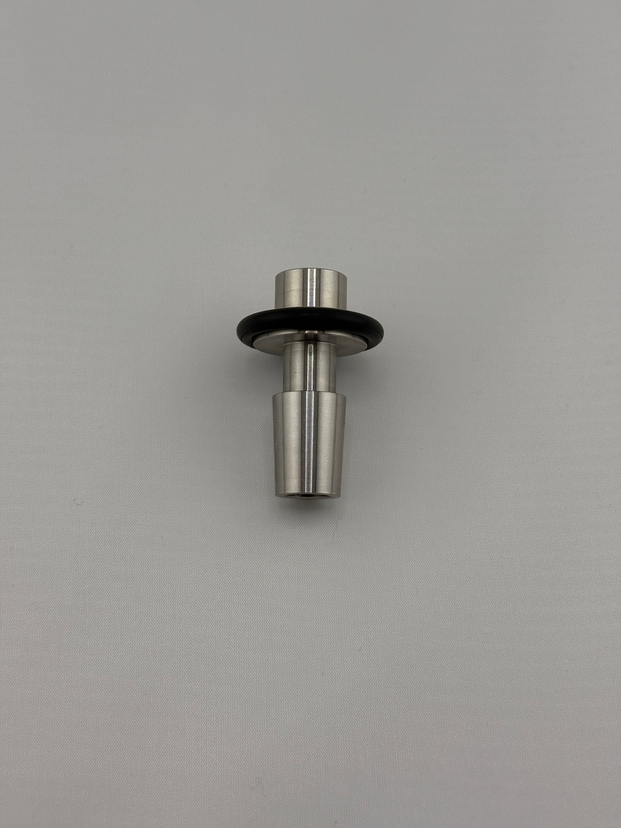 The legendary IO Hornet 14mm Conduction Bowl is the perfect .1g thermal extraction chamber for your dry herbs. Provides a high level of conduction heat to effectively extract everything you want from your flower. Remove the 1/2" screen to adapt your favorite standard DYNAVAP tips for a Micro-dose. Includes spare screens but heater is for demonstration purposes only and not included.