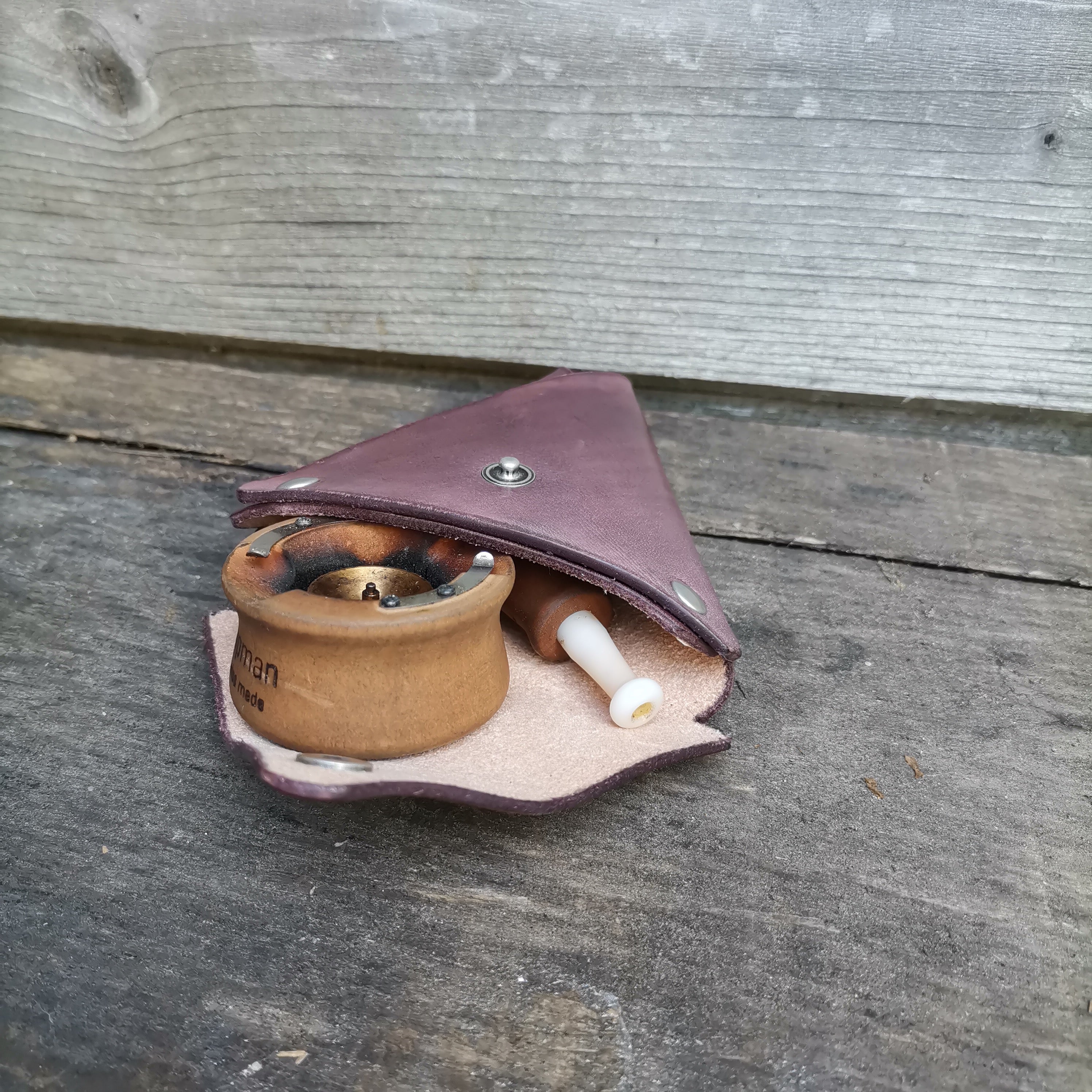 Handcrafted in France!

Pocketable triangle case especially designed for the Vapman. 
Hot storage, lightweight and easy to handle.

Simple, uncluttered, seamless design.

Hand made, and dyed with high grain collar leather.

Take your favorite flavor device everywhere with you without having a ball in your pocket.

Handmade in France with high quality full grain leather, seamless design. 
Each and every unit is unique. Please expect some color variation in the shading.
