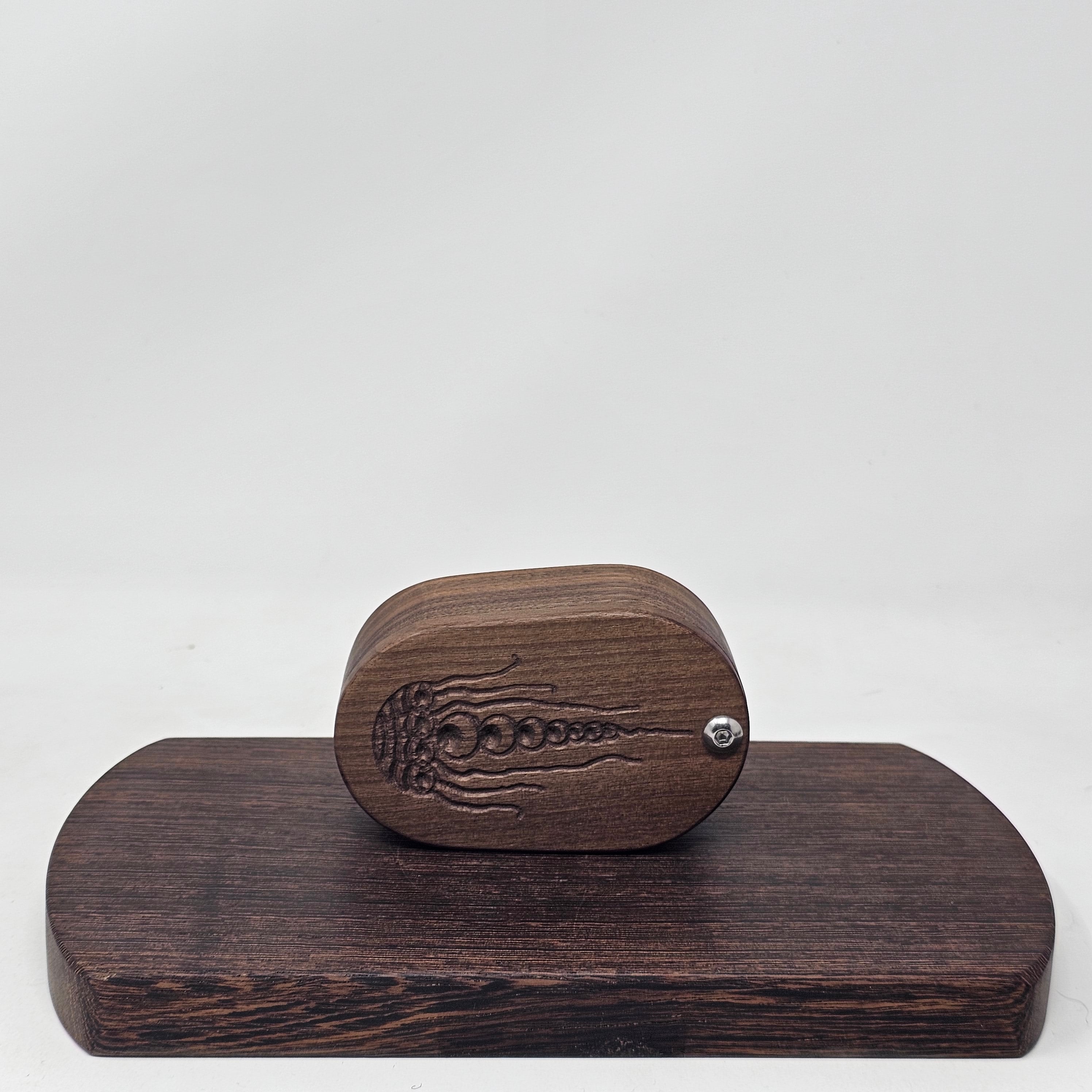 Vapman Case in Walnut with Crop Circle Jelly Fish Inlay by PhattPiggie.

You are purchasing one Vapman case. No Vapman unit is included. One is shown for demonstration purposes only. Case operates with a rotating magnetic lid.