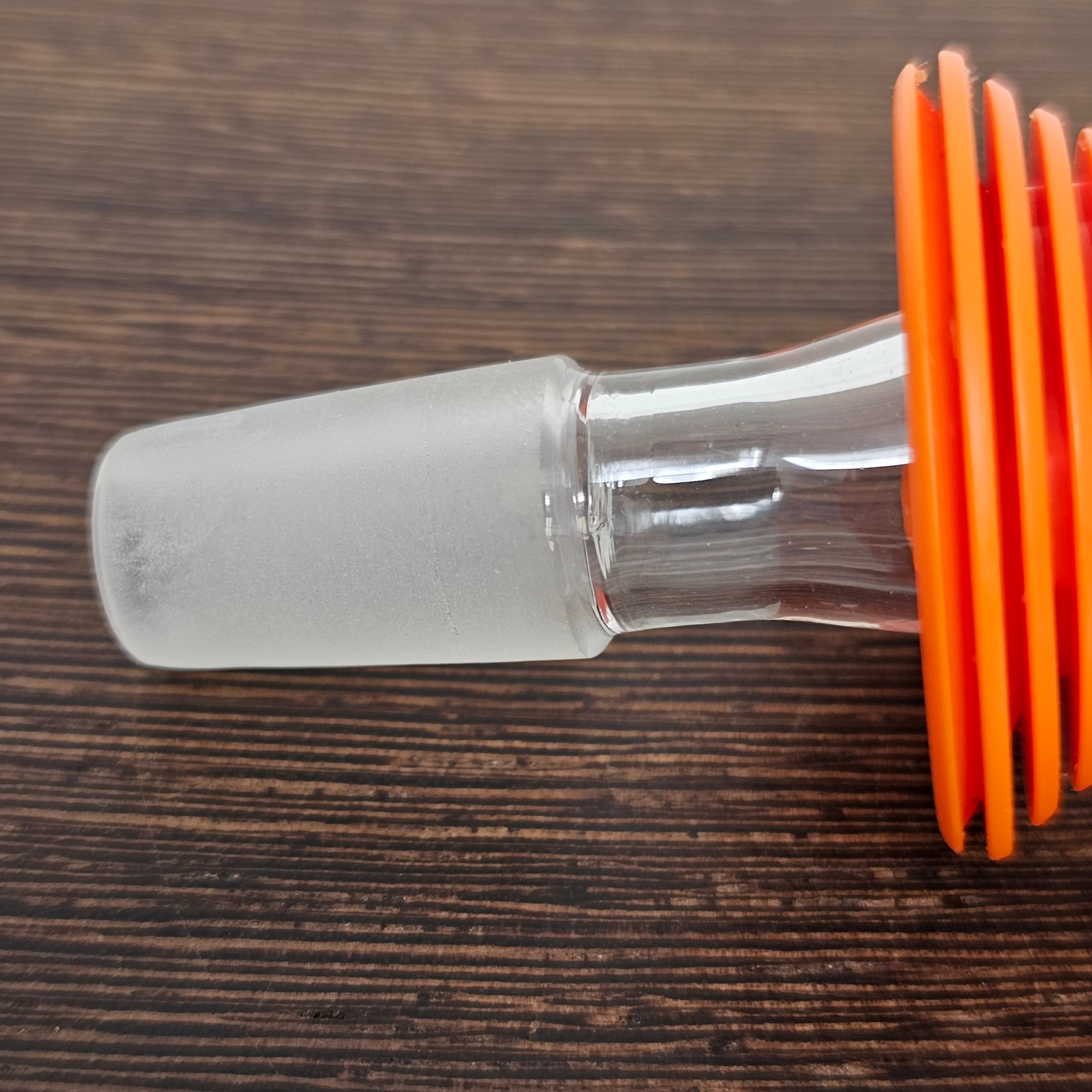 Directly connect your Easy Valve to a 14mm female glass piece with this handy adapter!

Plugs directly into valve assembly. (Not included and shown for demonstration purposes only).