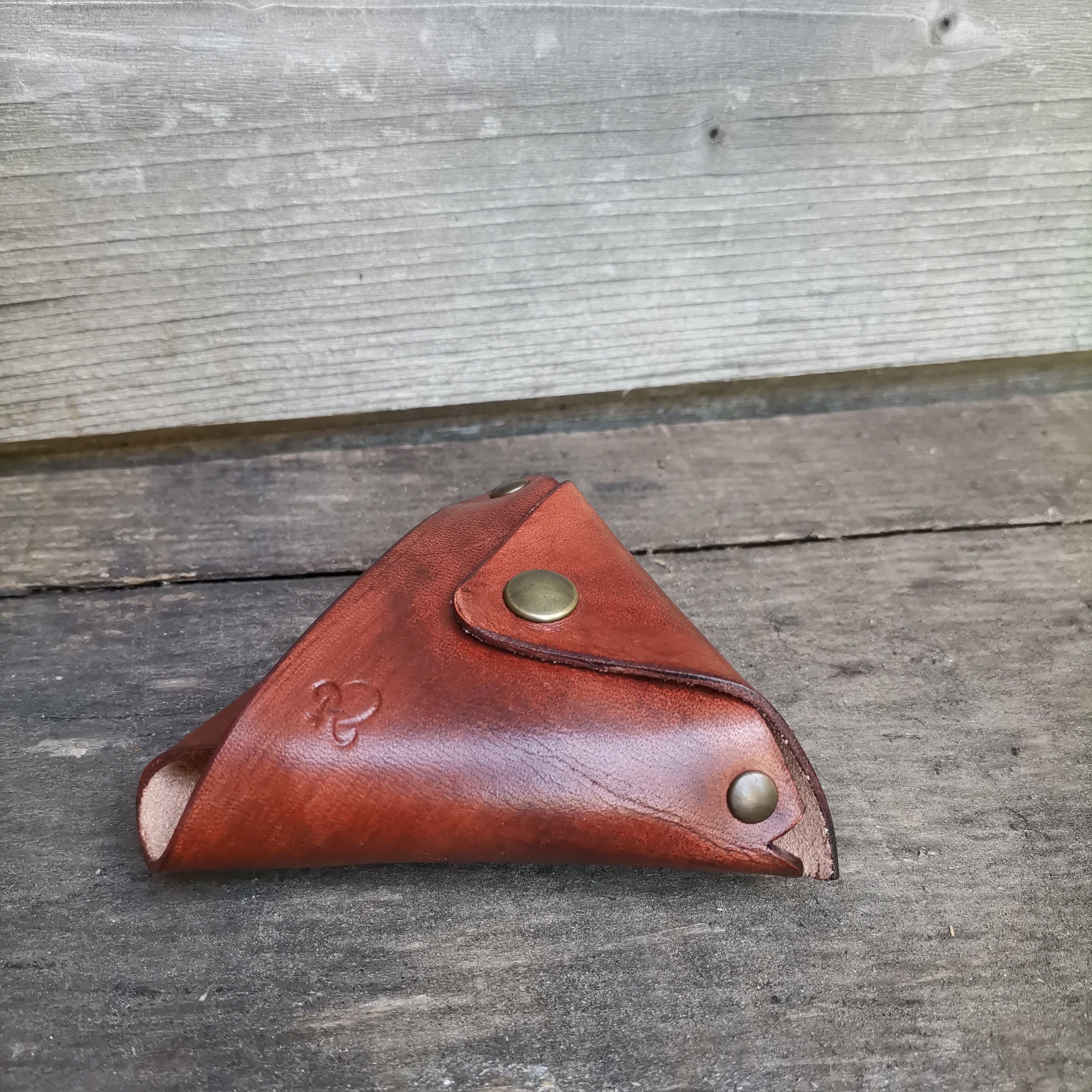 Handcrafted in France!

Pocketable triangle case especially designed for the Vapman. 
Hot storage, lightweight and easy to handle.

Simple, uncluttered, seamless design.

Hand made, and dyed with high grain collar leather.

Take your favorite flavor device everywhere with you without having a ball in your pocket.

Handmade in France with high quality full grain leather, seamless design. 
Each and every unit is unique. Please expect some color variation in the shading.