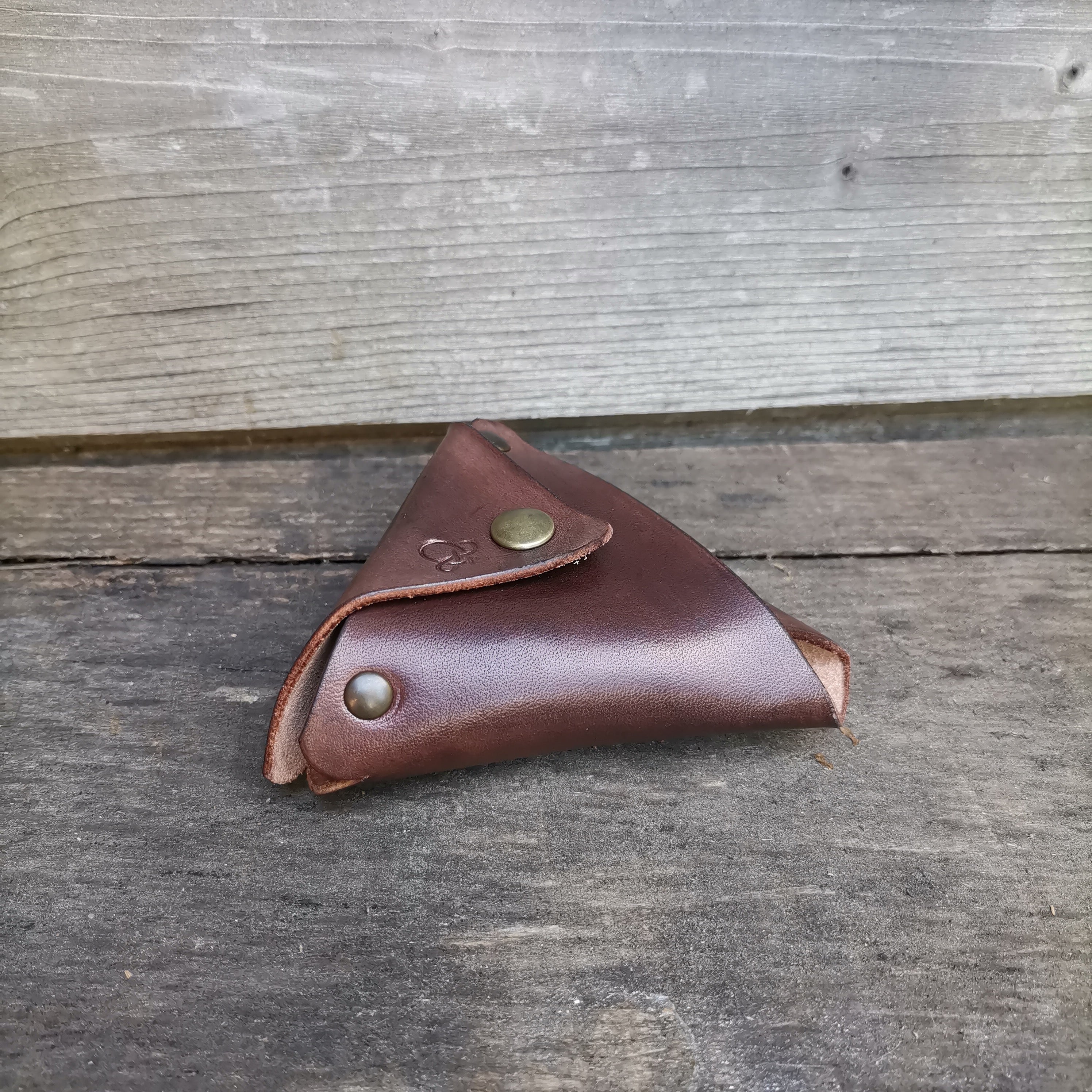 Handcrafted in France!

Pocketable triangle case especially designed for the Vapman. 
Hot storage, lightweight and easy to handle.

Simple, uncluttered, seamless design.

Hand made, and dyed with high grain collar leather.

Take your favorite flavor device everywhere with you without having a ball in your pocket.

Handmade in France with high quality full grain leather, seamless design. 
Each and every unit is unique. Please expect some color variation in the shading.