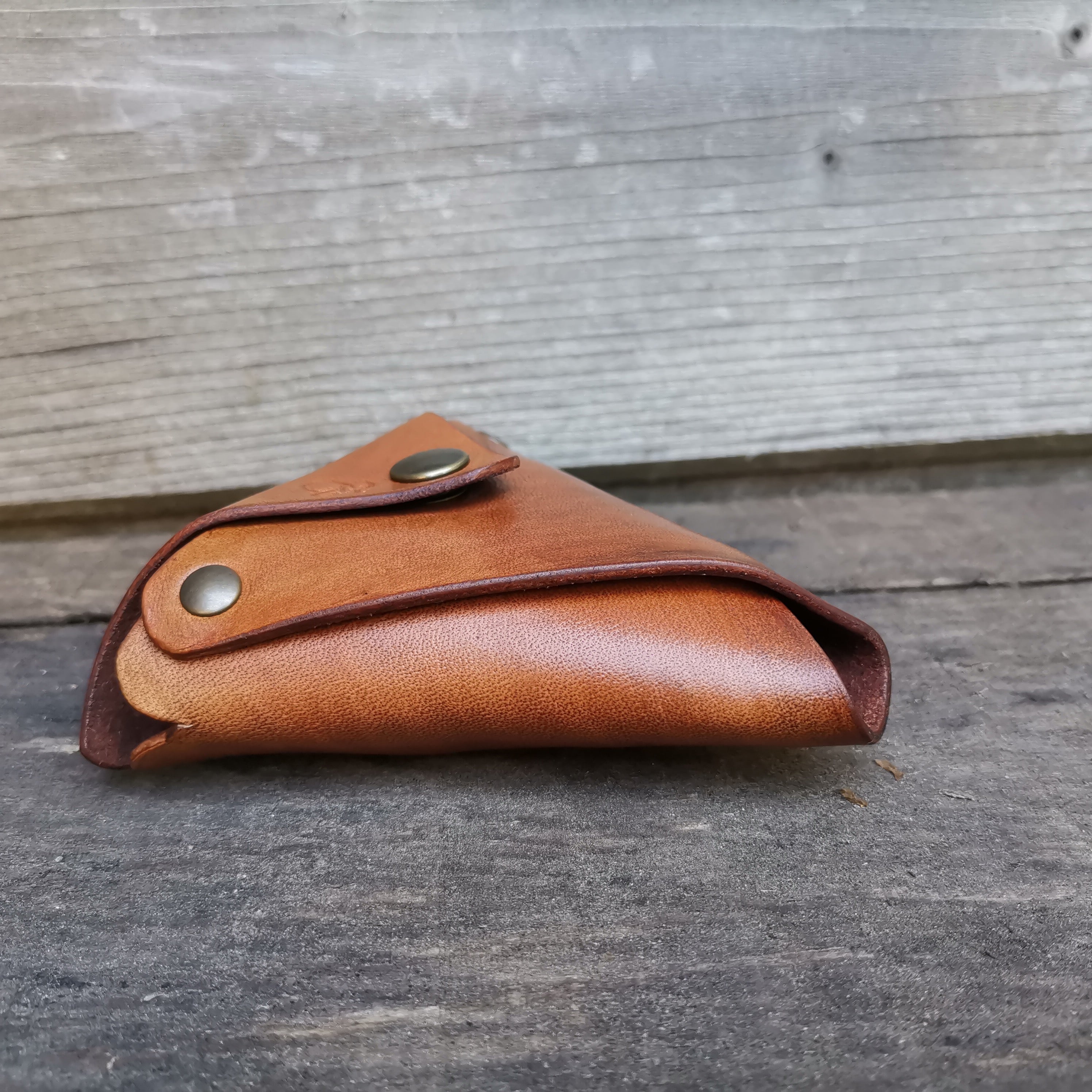 Handcrafted in France!

Pocketable triangle case especially designed for the Vapman. 
Hot storage, lightweight and easy to handle.

Simple, uncluttered, seamless design.

Hand made, and dyed with high grain collar leather.

Take your favorite flavor device everywhere with you without having a ball in your pocket.

Handmade in France with high quality full grain leather, seamless design. 
Each and every unit is unique. Please expect some color variation in the shading.