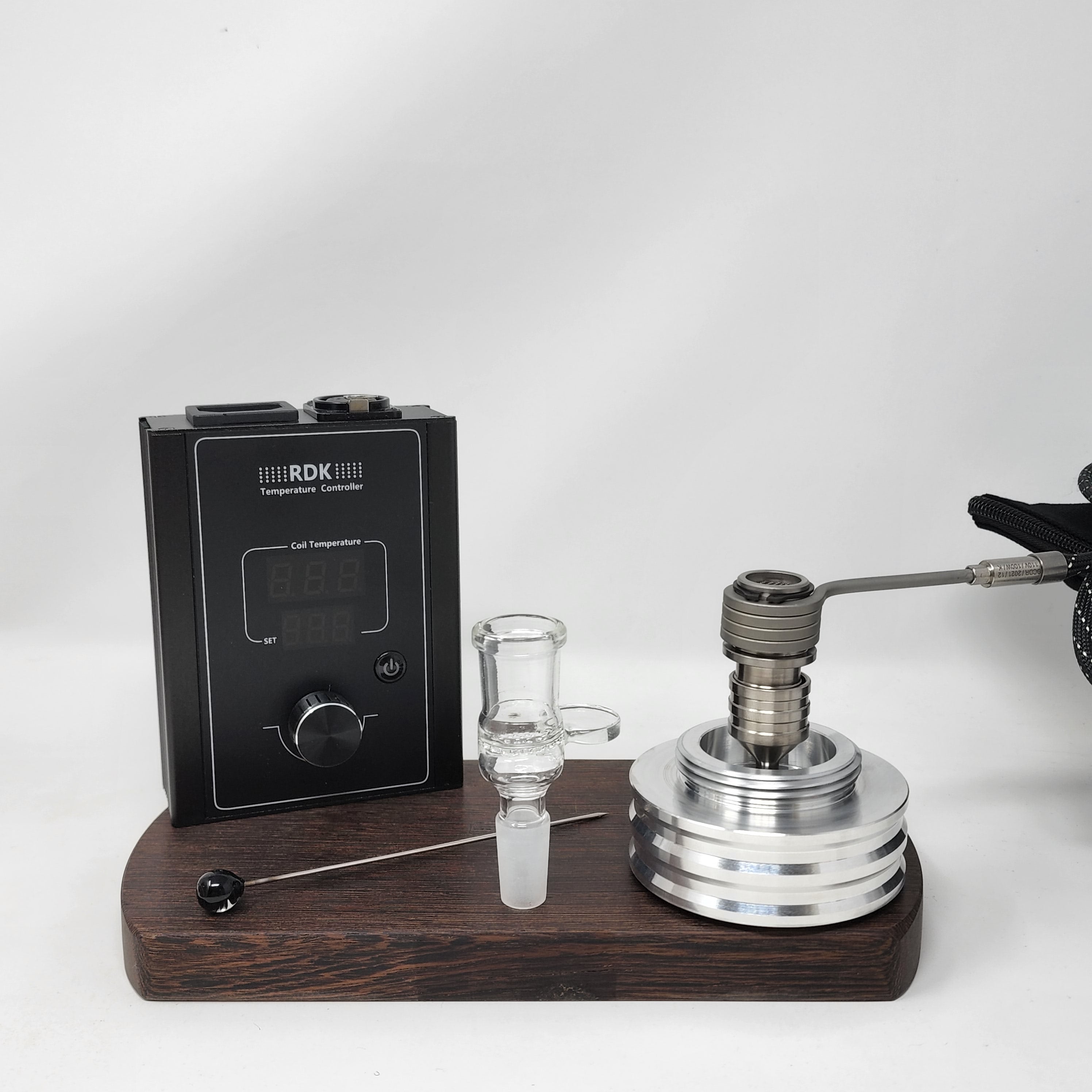 The B-Zero is the latest iteration of the "B" series of heads. This time, it is a single piece "ball" device inspired by the different DIY devices appearing in the community, namely the DIY device put together by "secreagent" which involved the CH 18mm posts and a 16mm coil.

CH removed the machined screen (extra mass) and replaced with a second 5/8 double weave screen located directly below the coil. They also increased the mass to fit one of our 20mm Flowerpot coils.